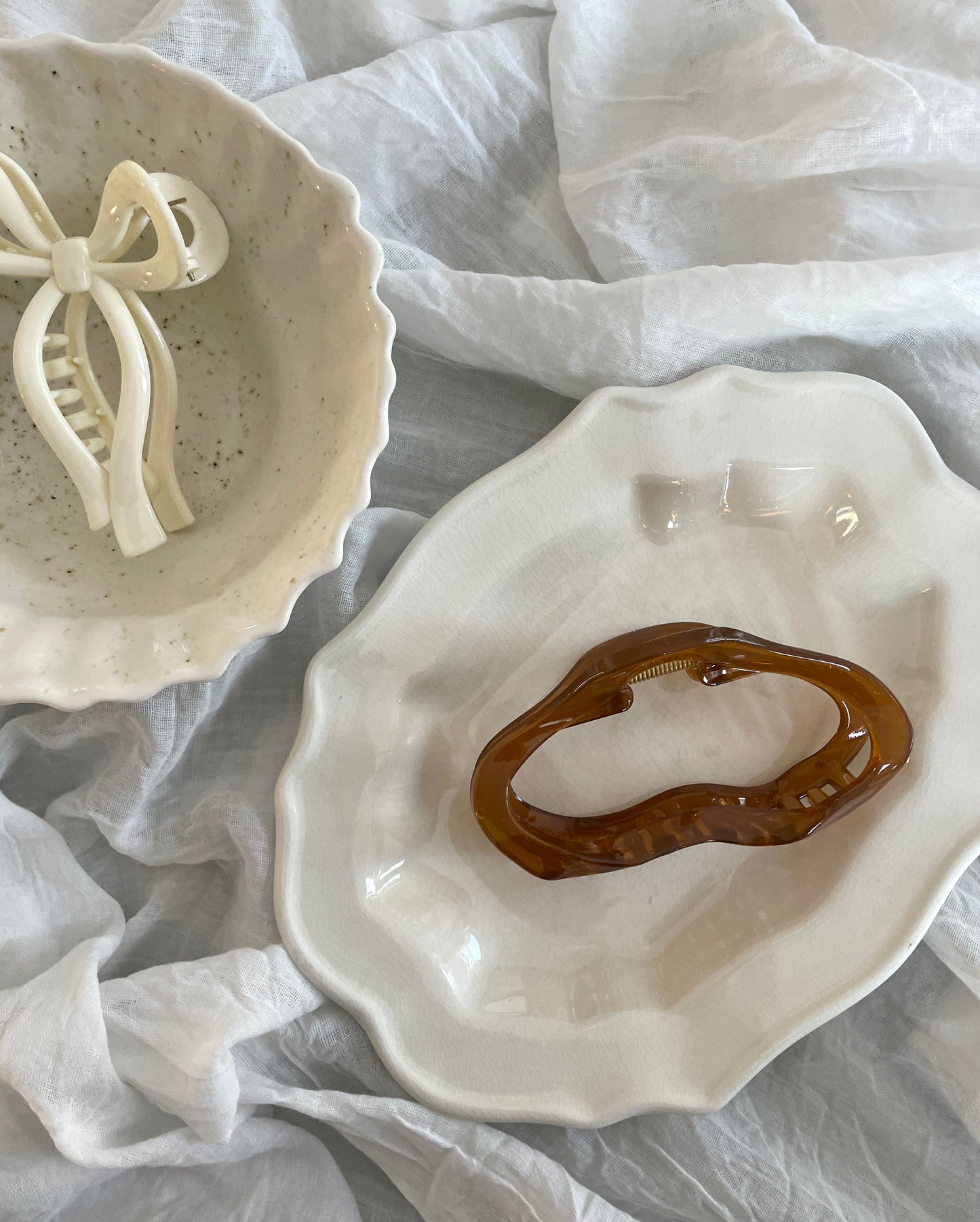 Fin enkel hårklemme i lys brun