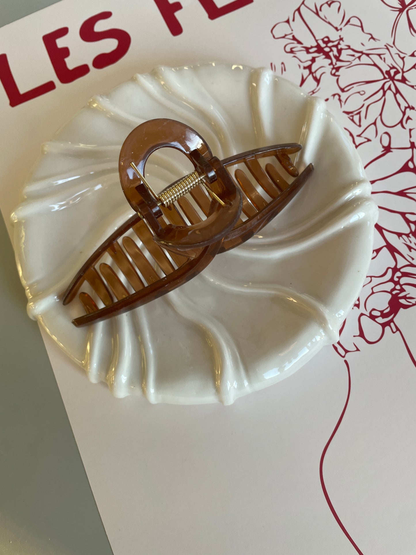 Fin enkel hårklemme i lys brun