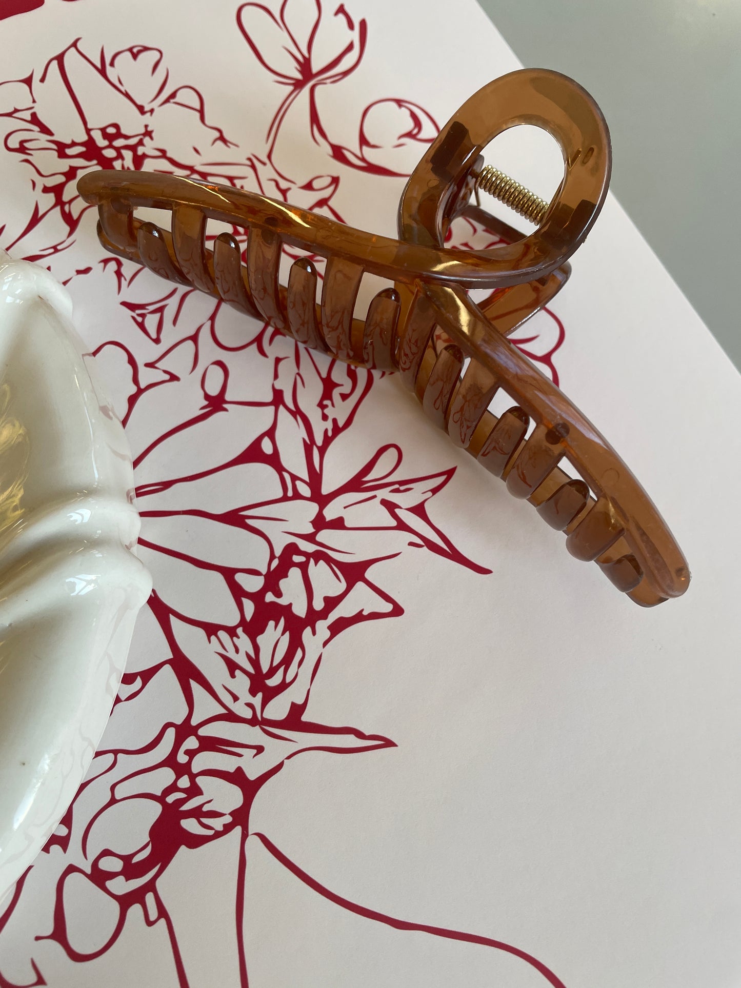 Fin enkel hårklemme i lys brun