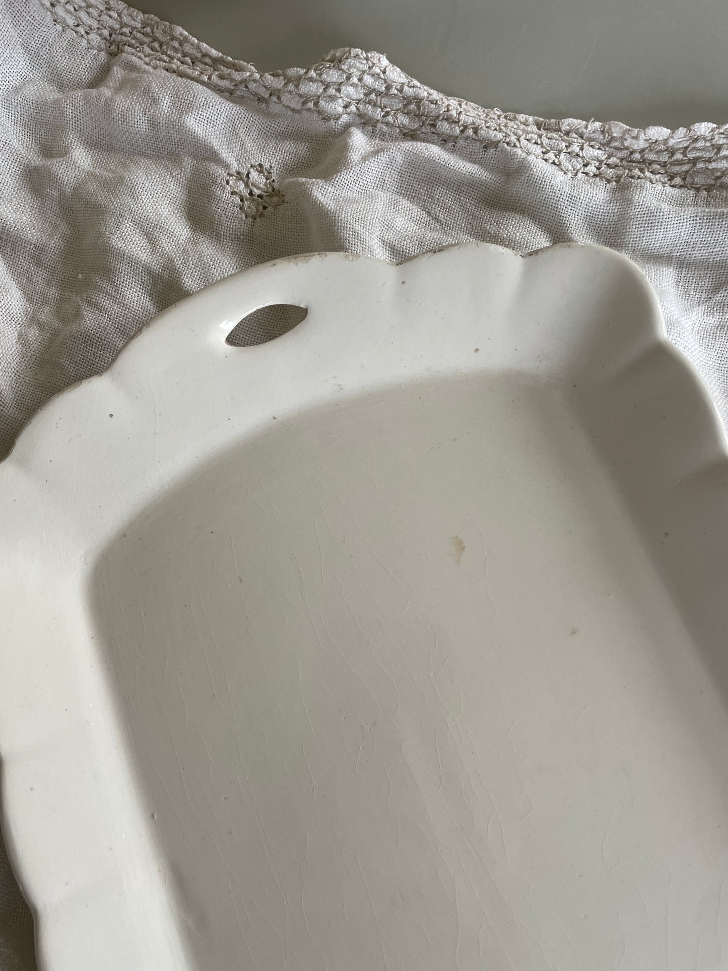 Gammelt fad med bølget kant