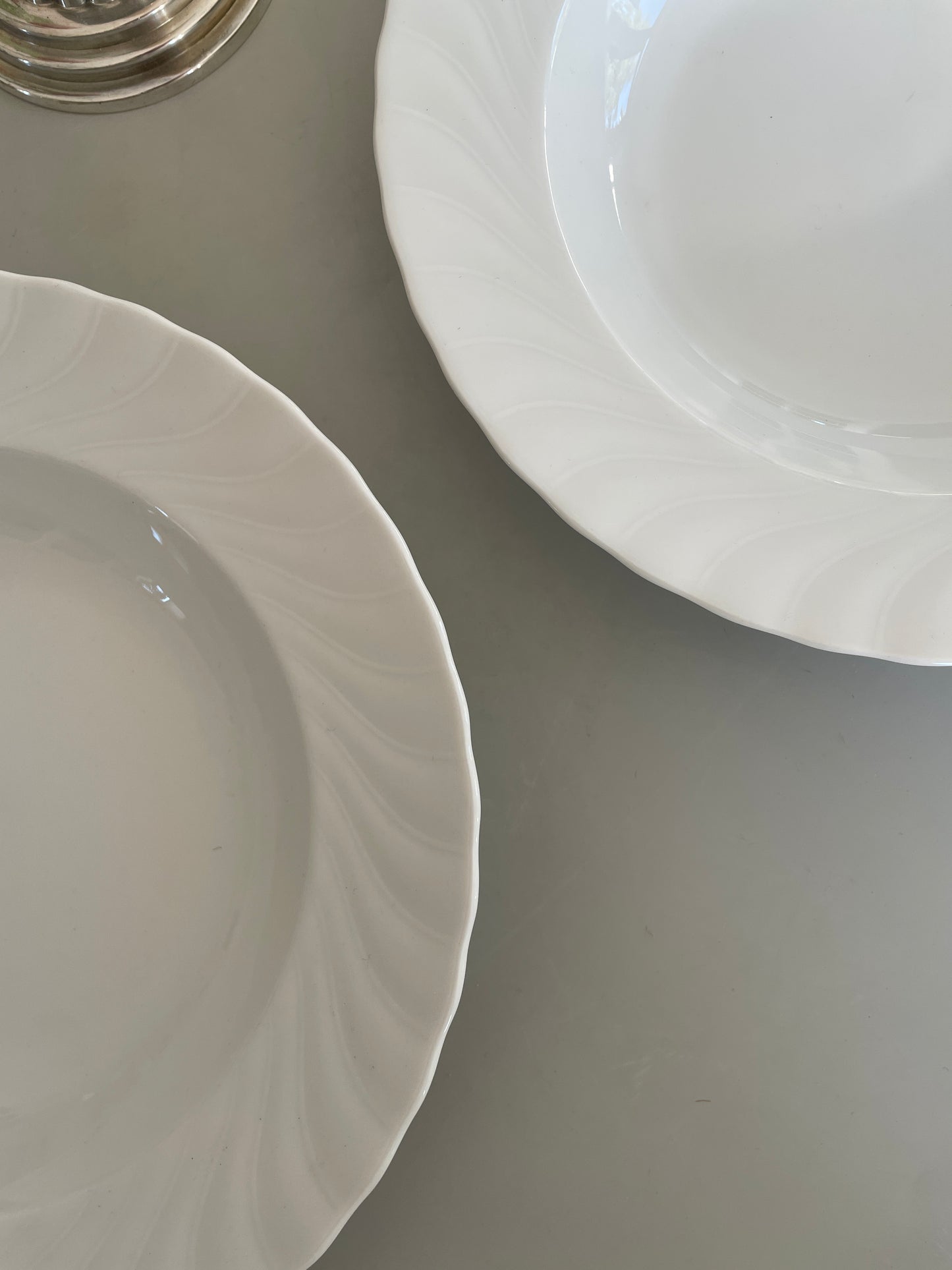 Deep plates with swirl rim