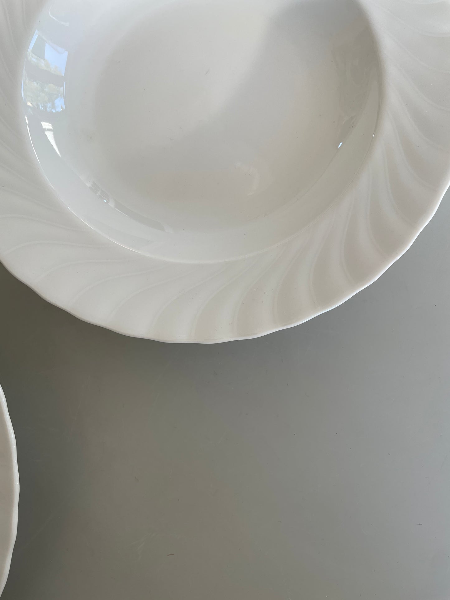 Deep plates with swirl rim