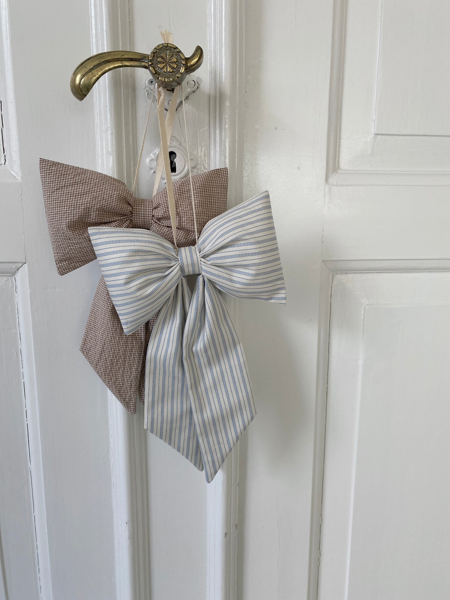 Handmade bow with suspension, checkered brown