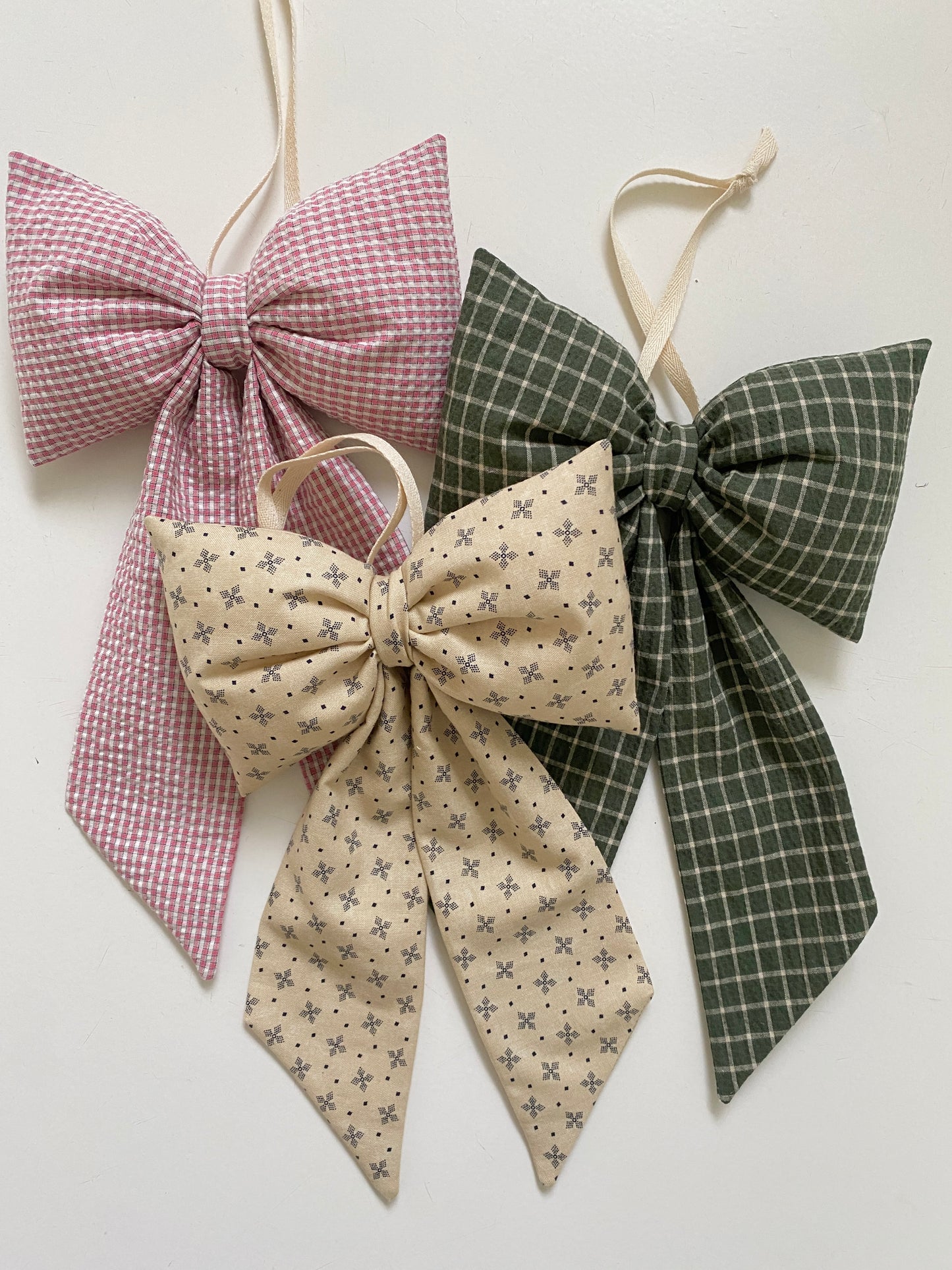 Handmade bow down suspension, green