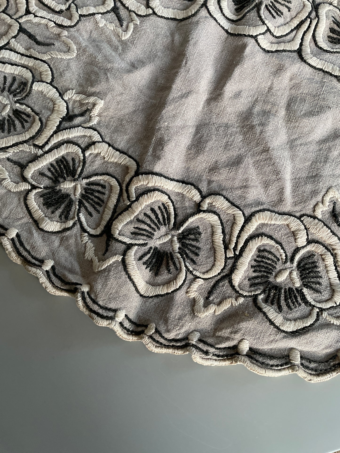 Fin broderet løber/dug