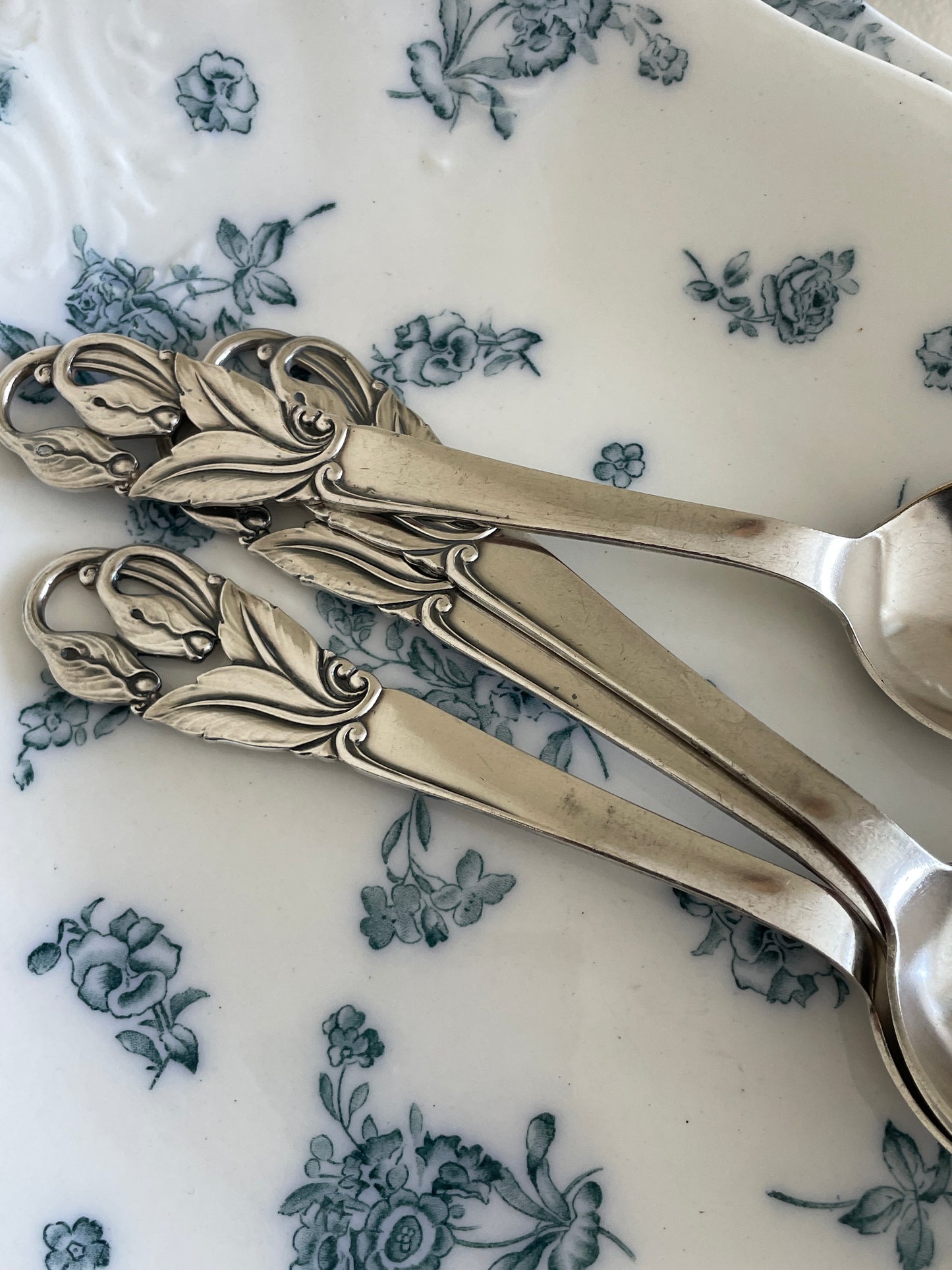 Små spiseskeer i pletsølv