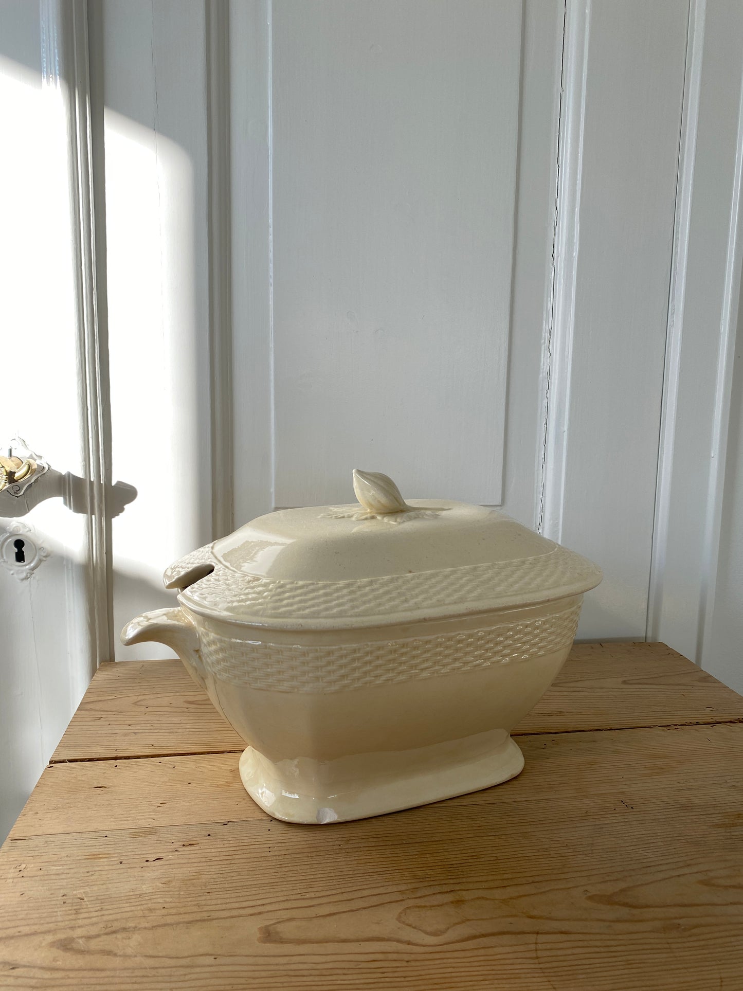 Gammel cremefarvet terrin