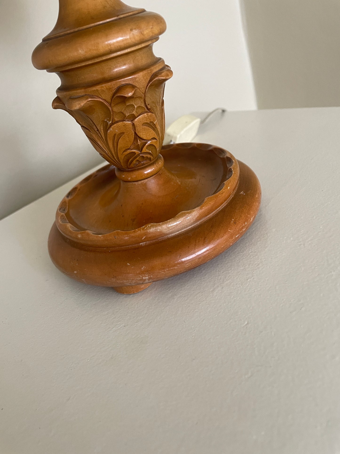 Smuk lampefod i træ