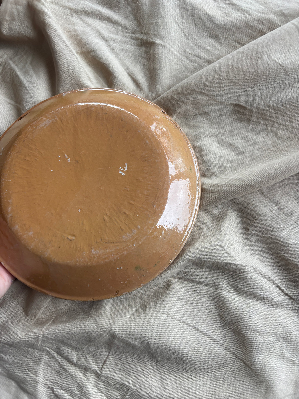 Keramik fad med fine brune nuancer