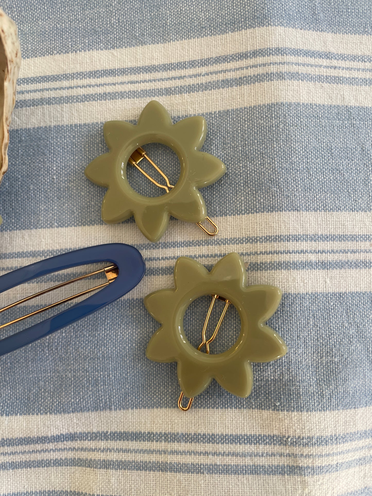 Cinnamon hair clip green