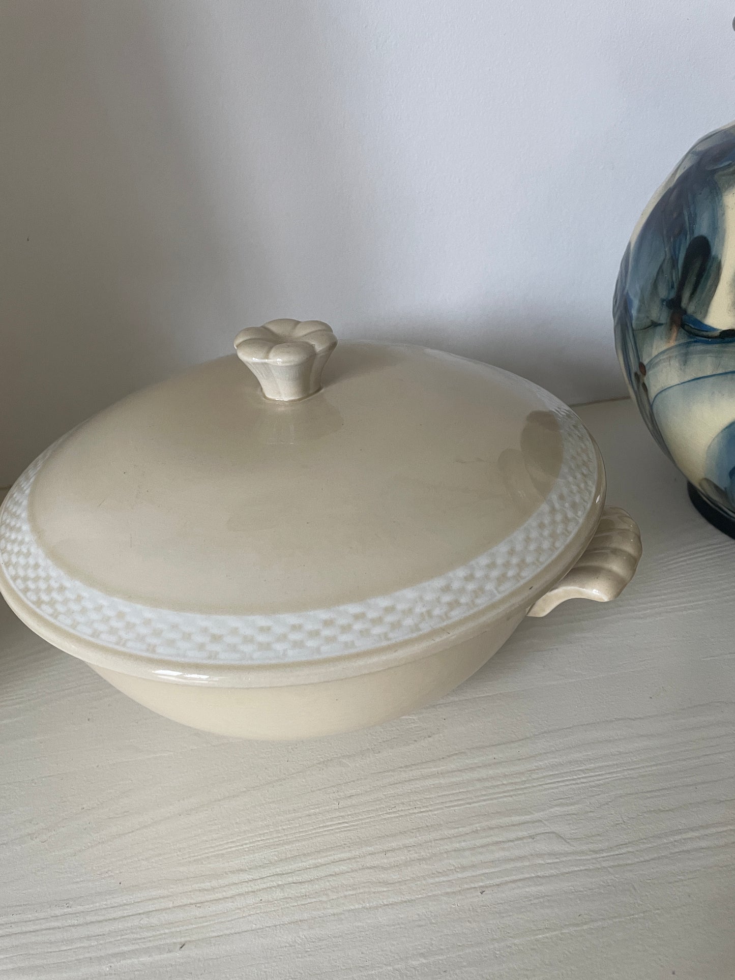 Aluminia bowl with lid