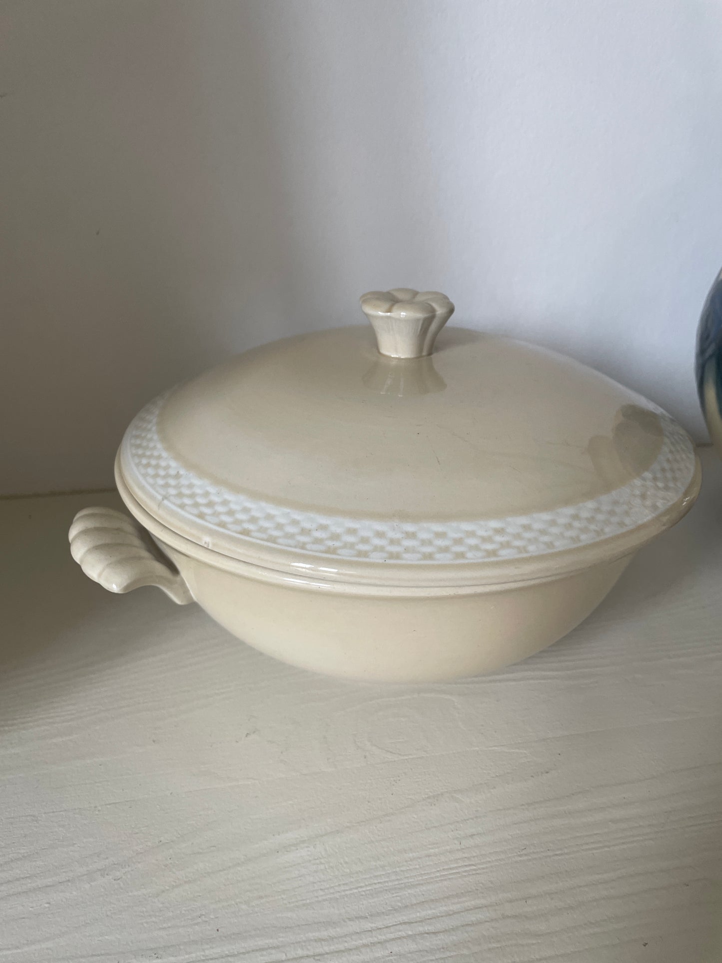 Aluminia bowl with lid