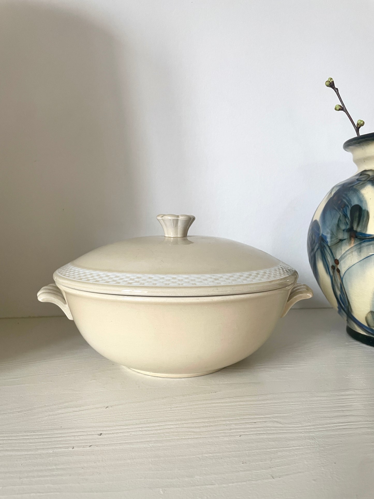 Aluminia bowl with lid