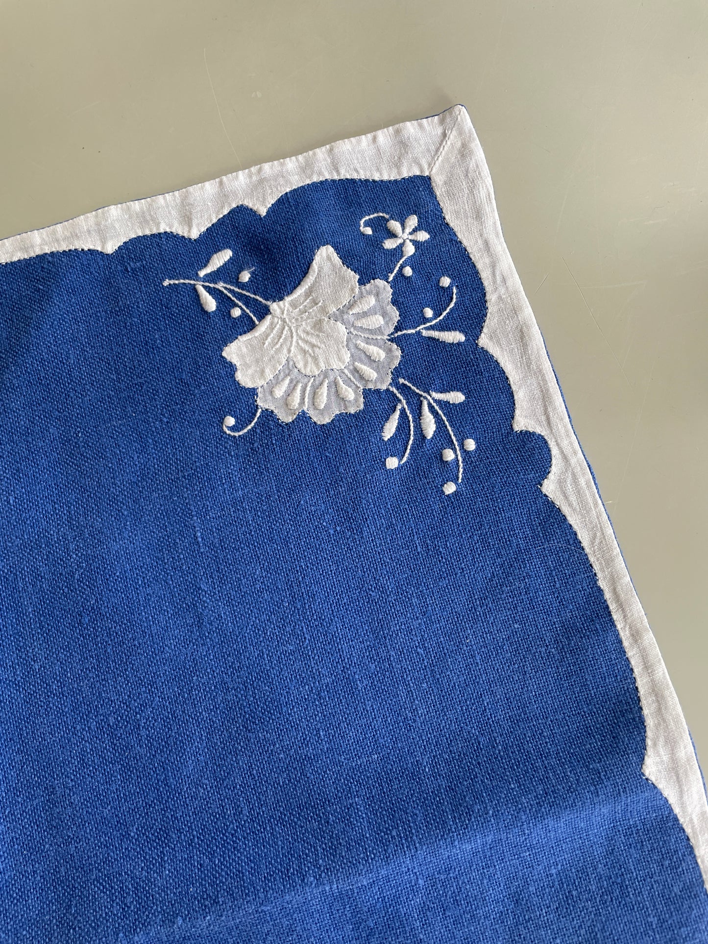 Cloth napkins with embroidered flower