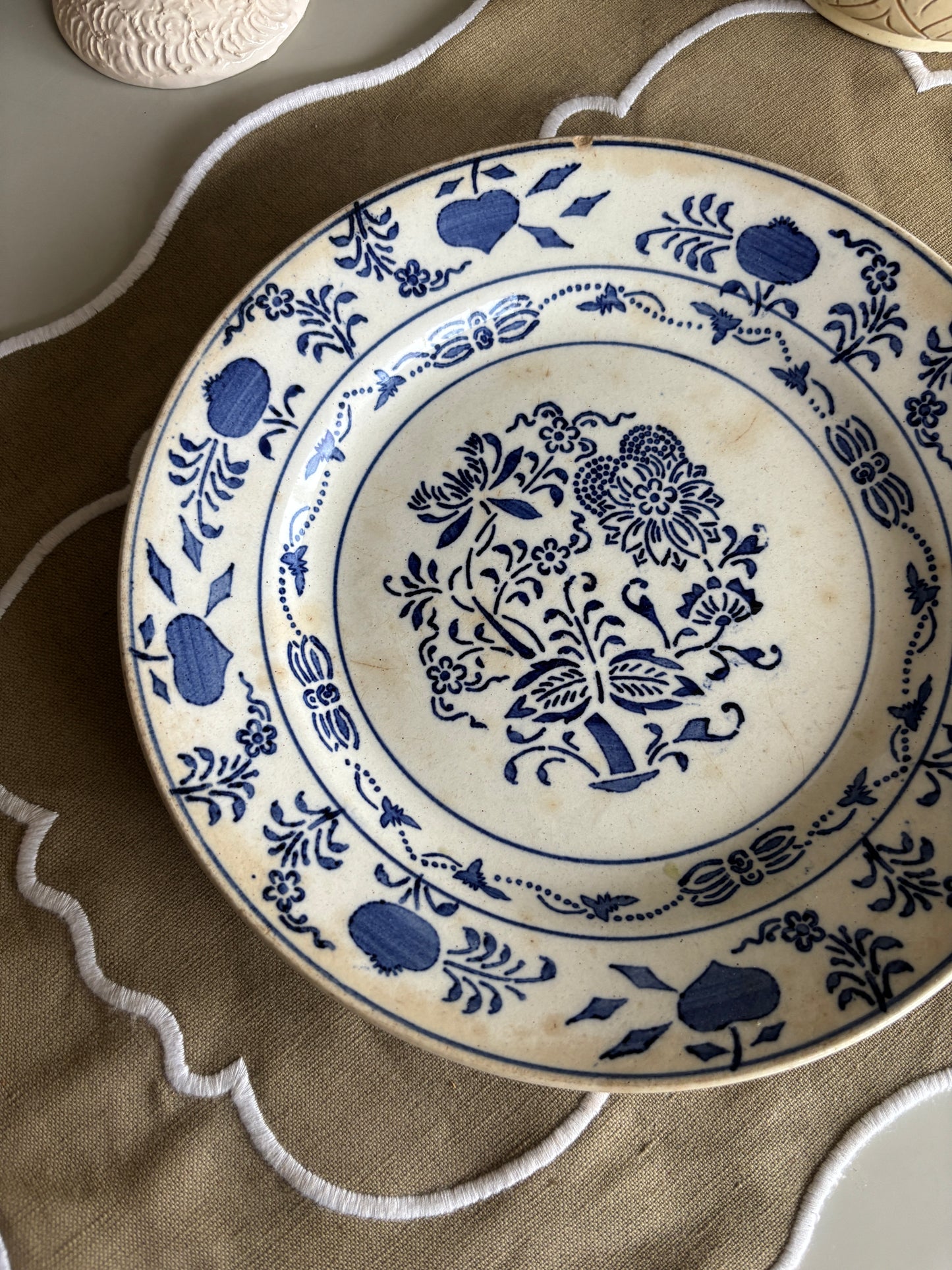 Platte med blåt motiv