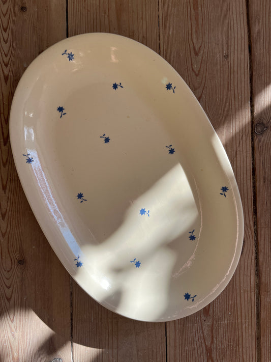 Fad med blå blomster