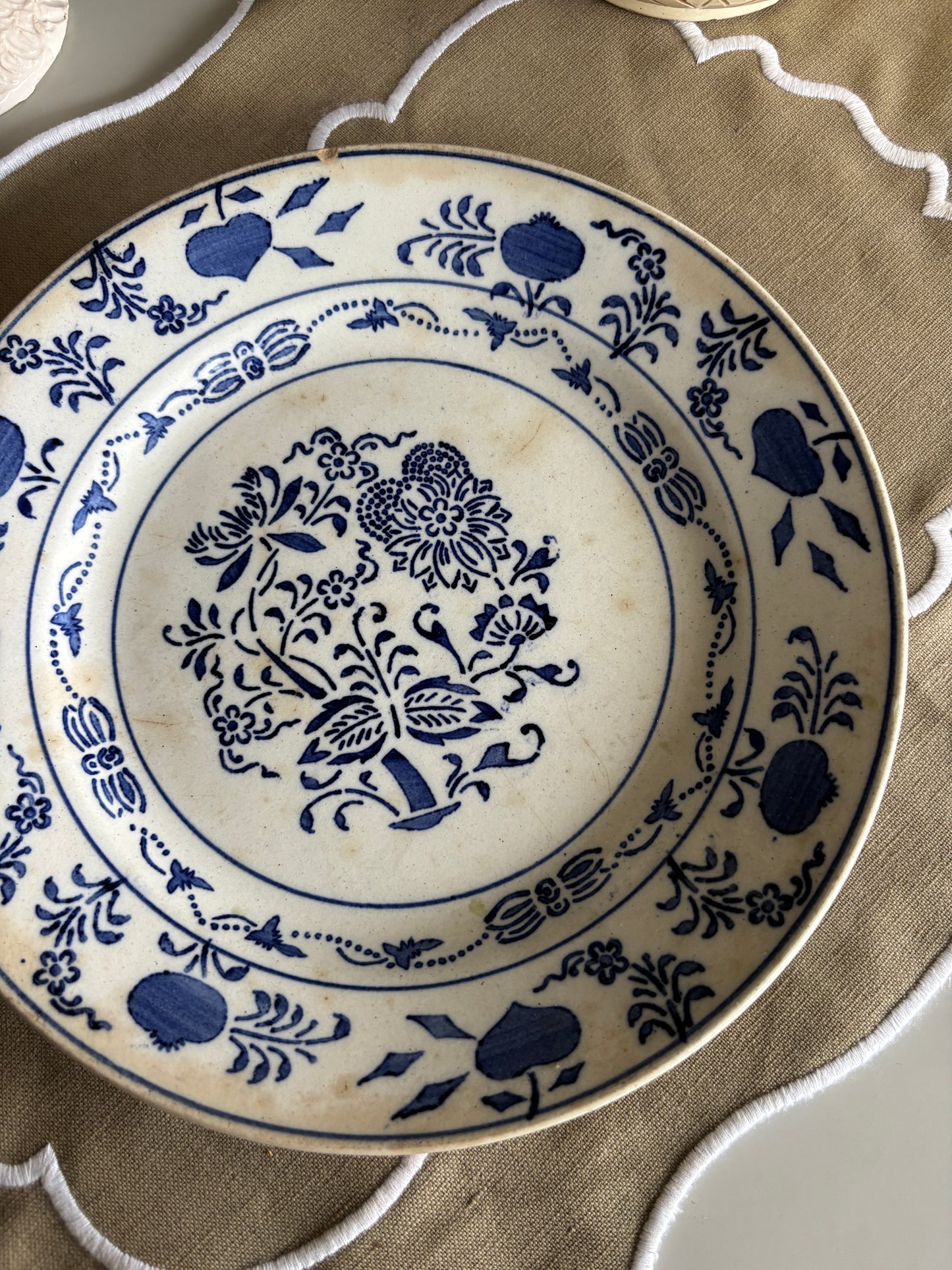 Platte med blåt motiv