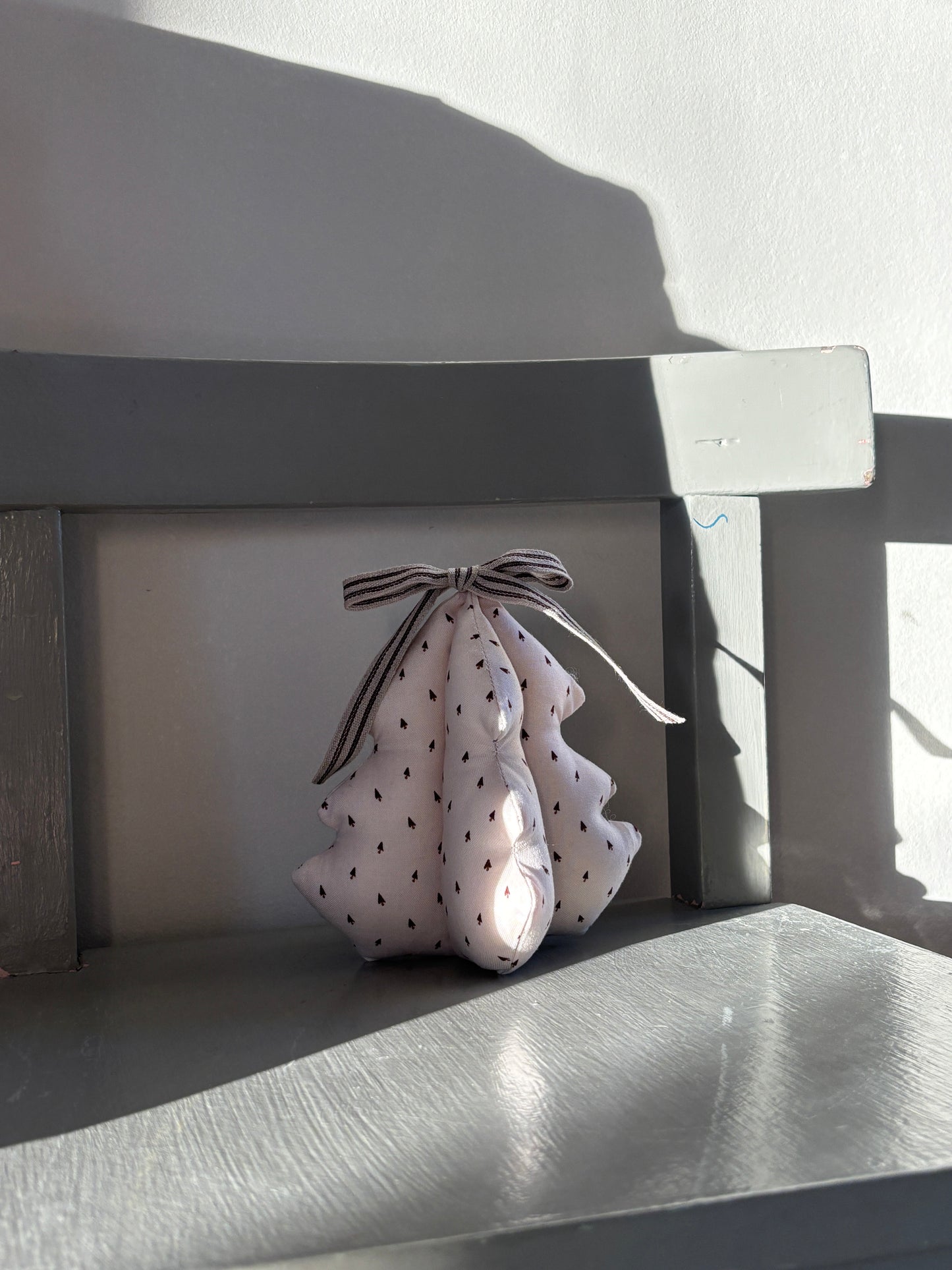 Håndlavet juletræ med sløjfe