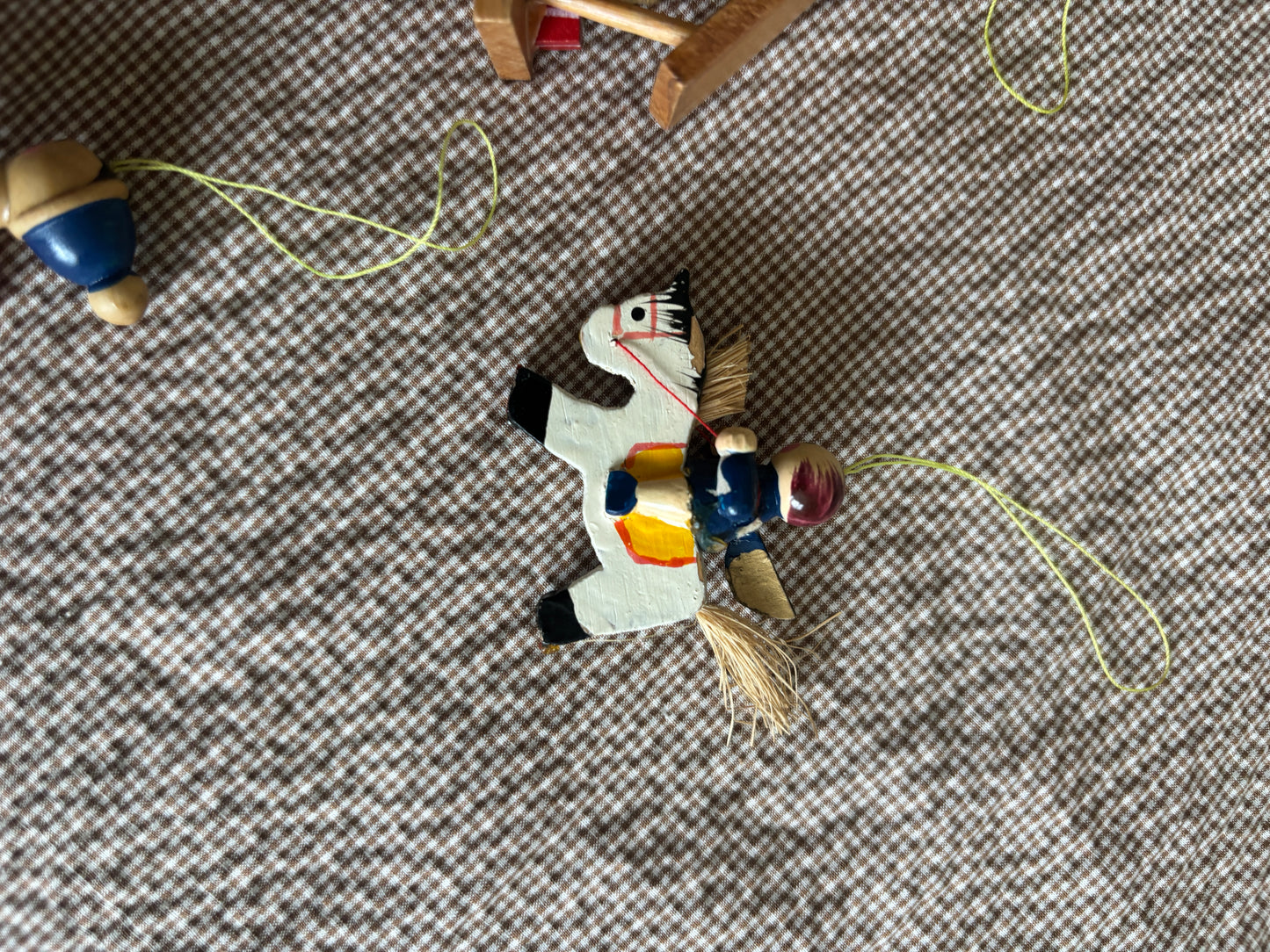 Fint gammelt juleophæng i træ