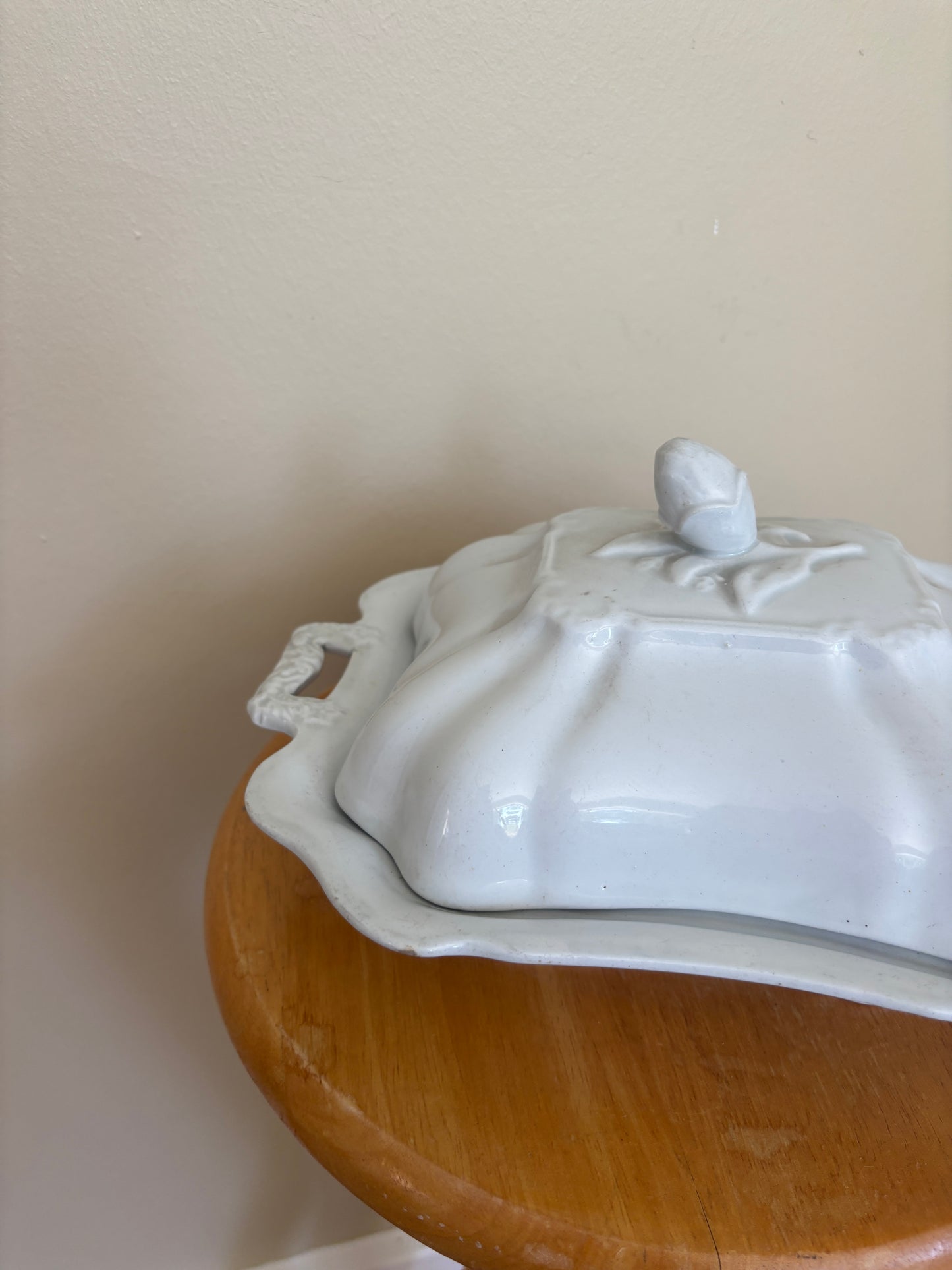 Smuk terrin med fine detaljer
