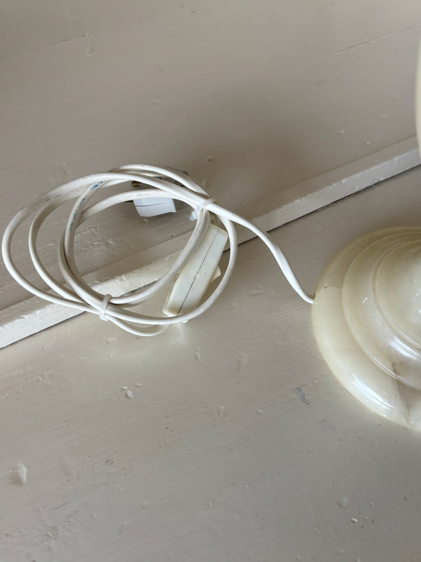 Lampe med stribet skærm