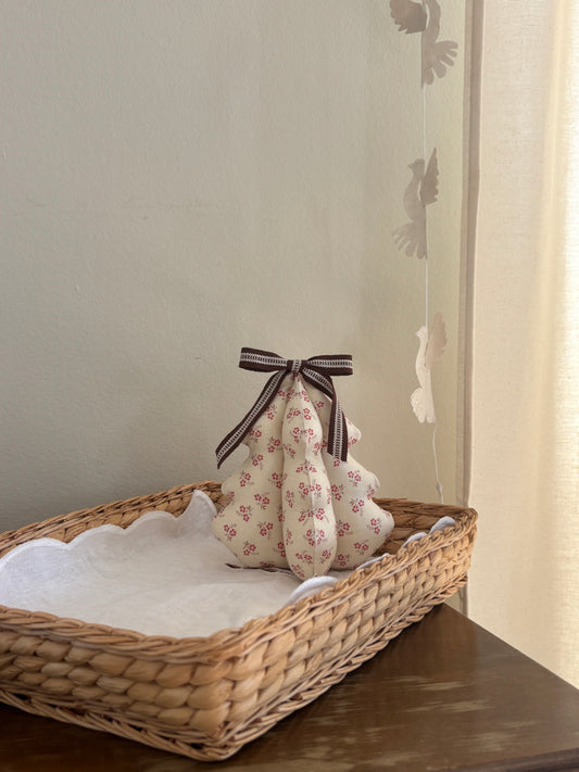 Håndlavet juletræ med sløjfe