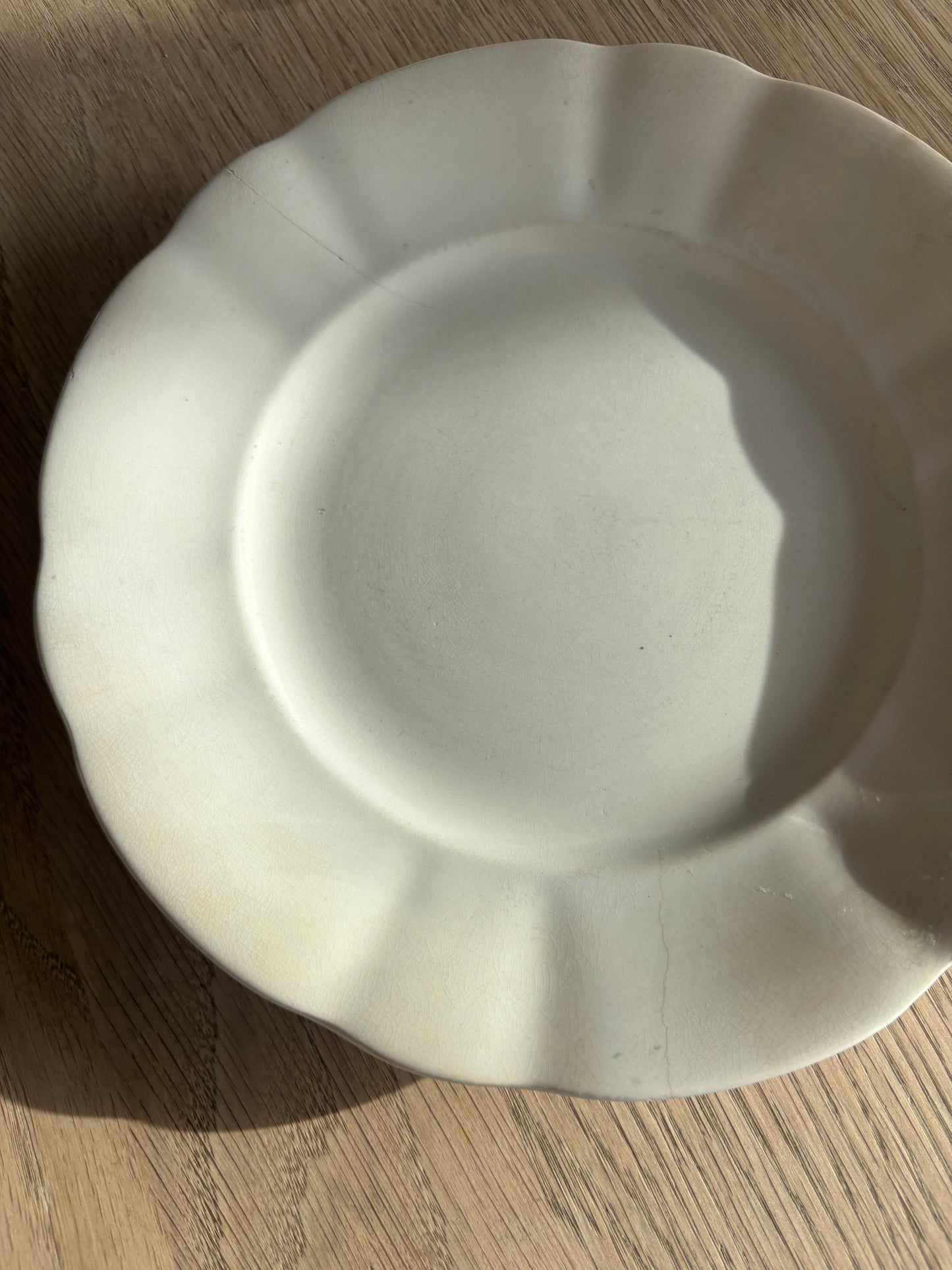 Gammel cremefarvet platte
