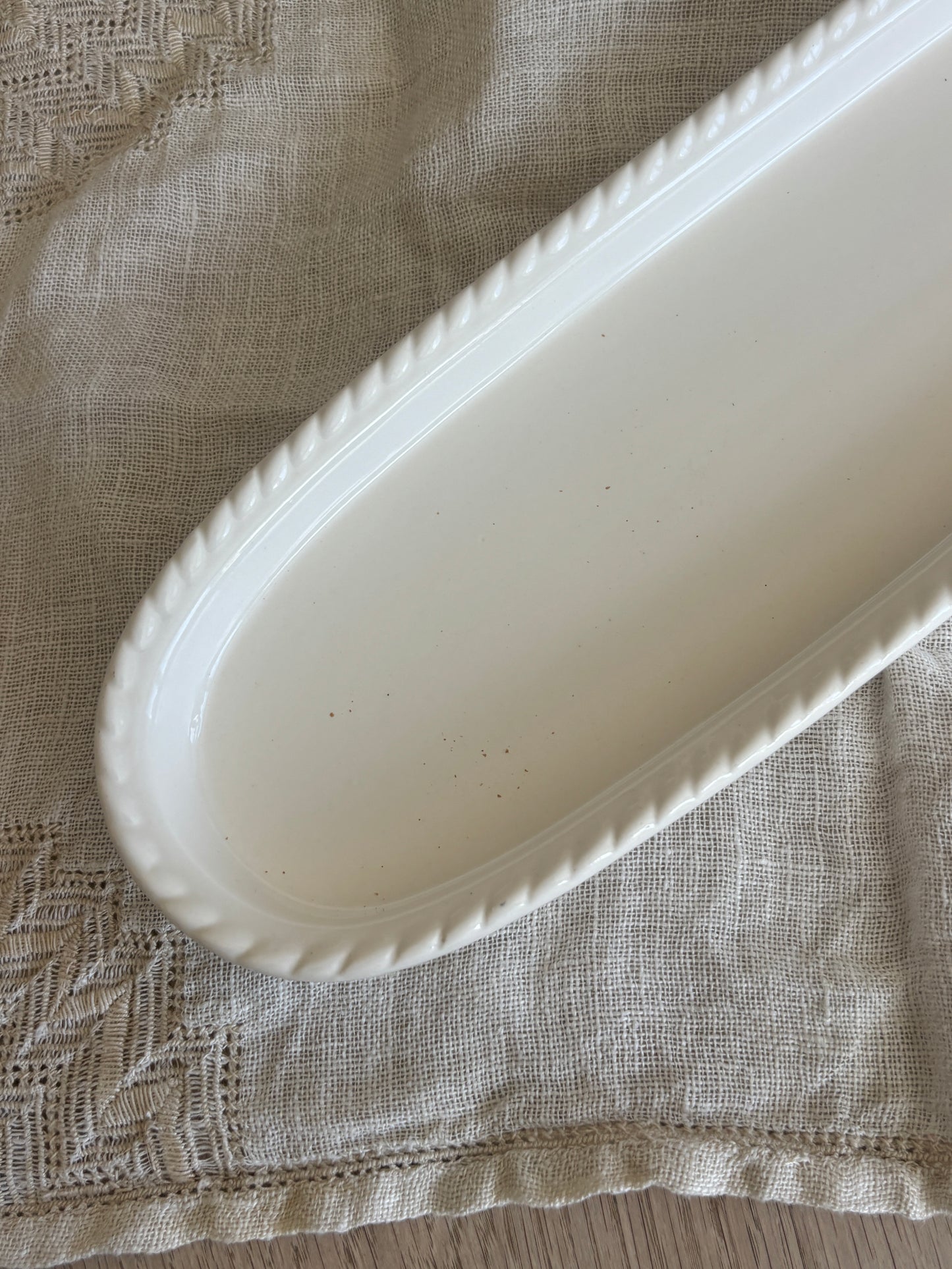 Aflang skål med fineste kant
