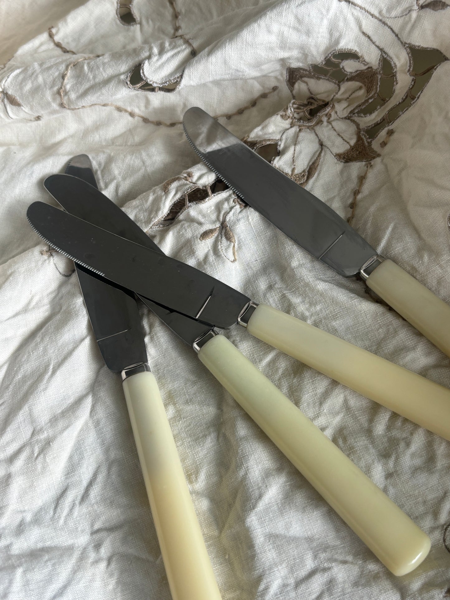 Knive med lyst skaft