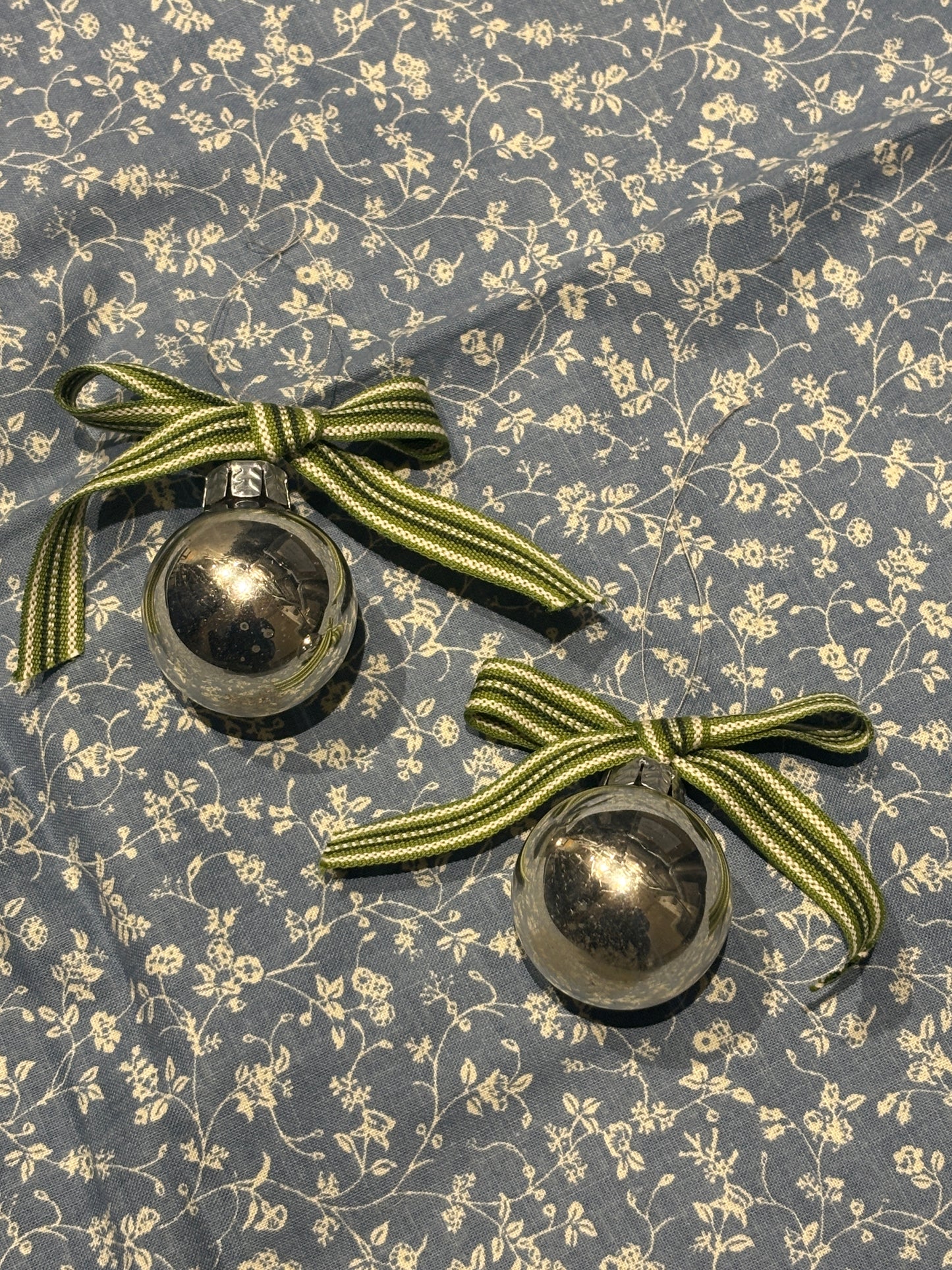 Små julekugler med sløjfe