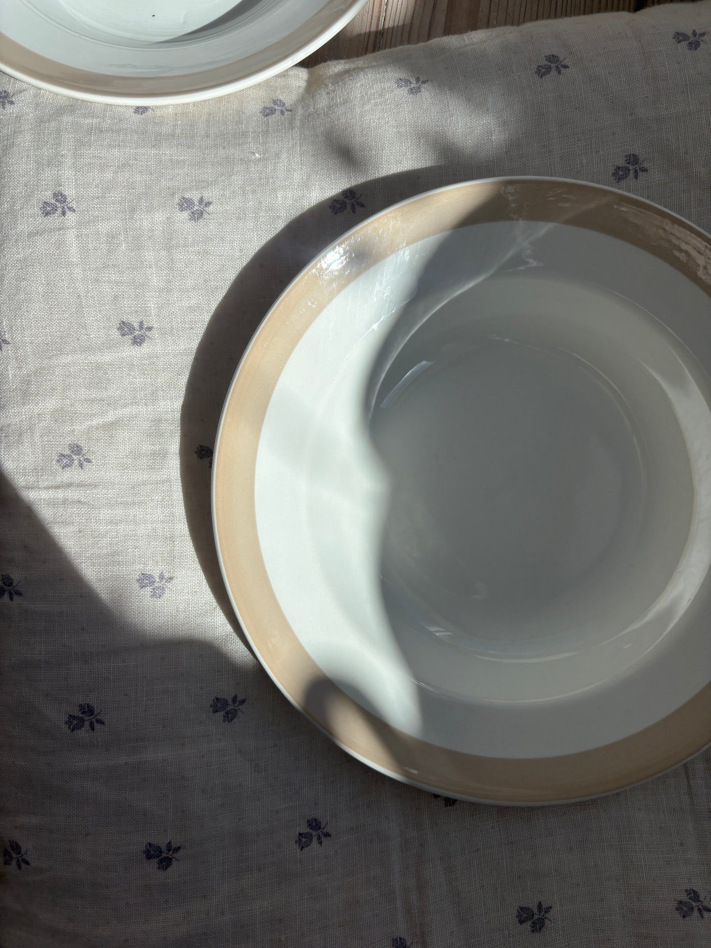 Dybe tallerkner med beige kant