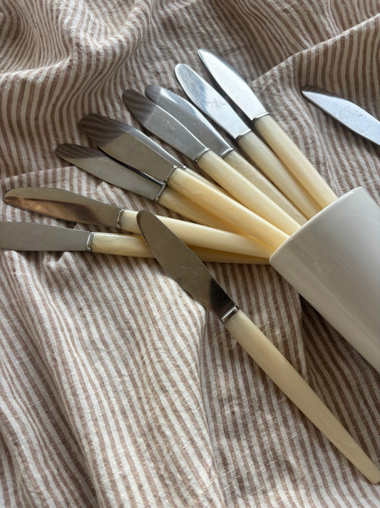 Knive med lyst skaft