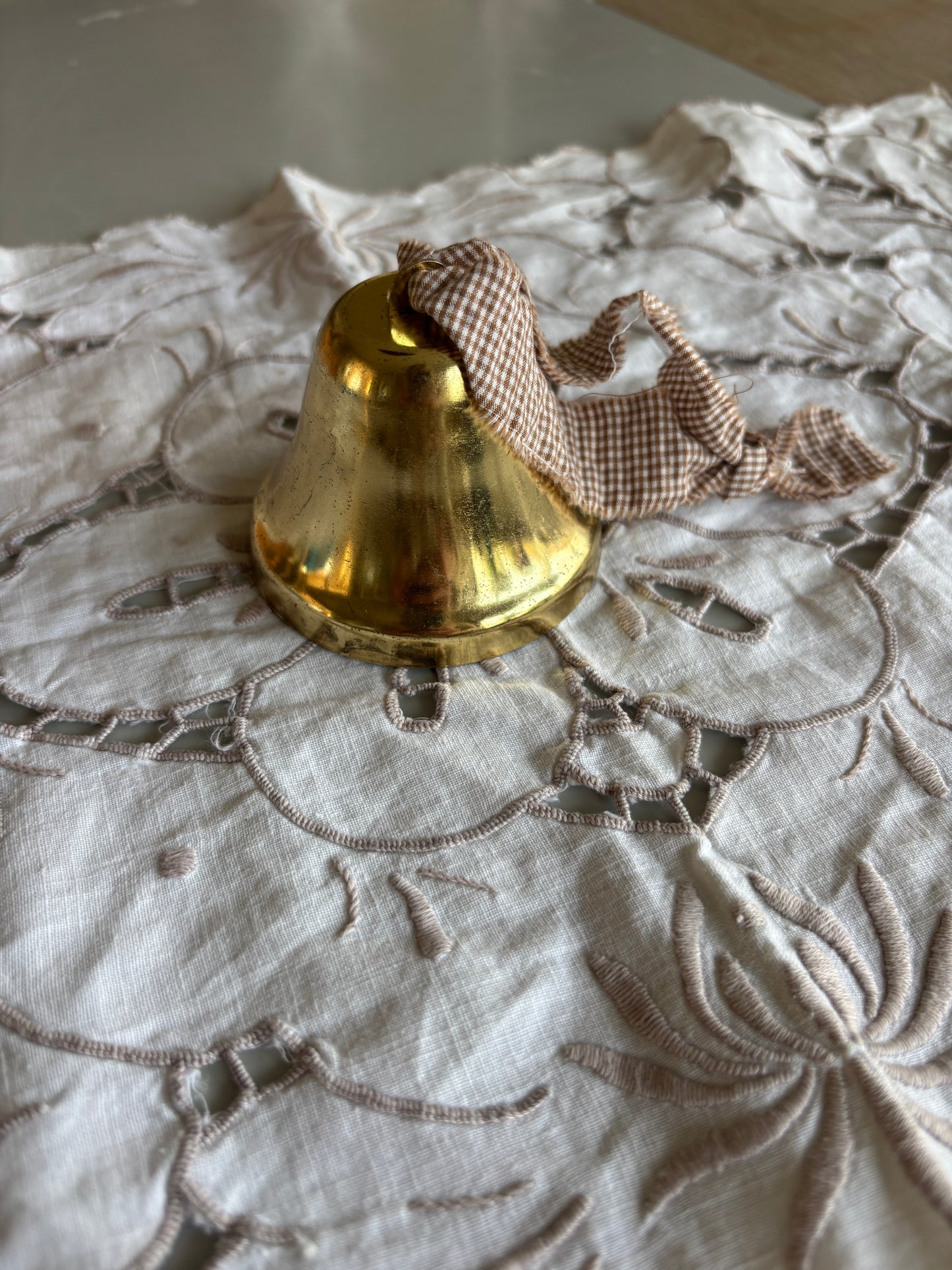 Messing klokke med ophæng