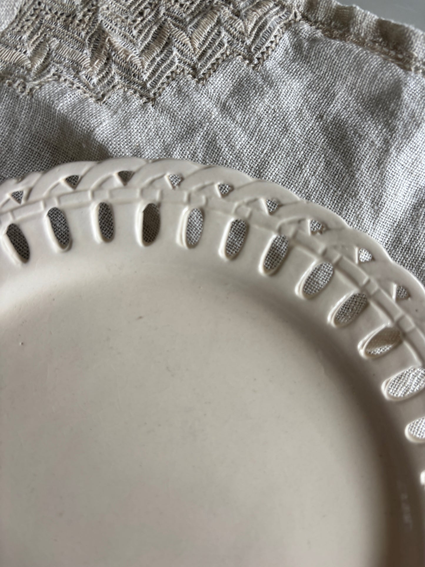 Fin cremefarvet platte