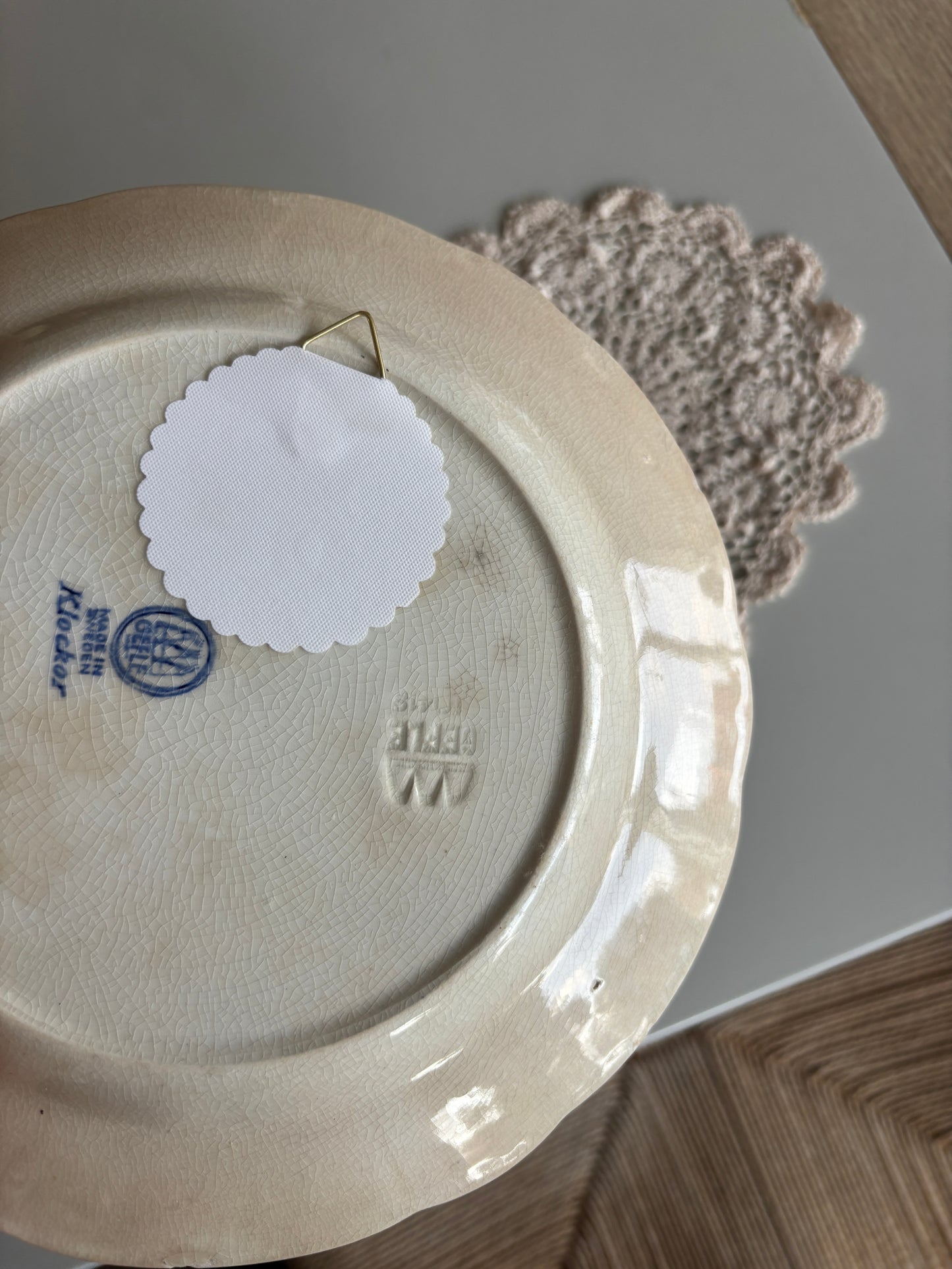 Plette med blå blomster