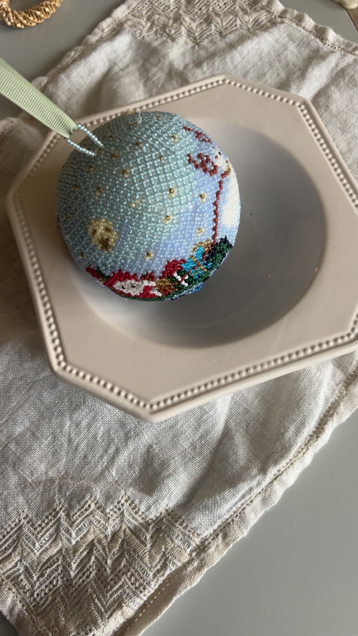 Store julekugle med perler