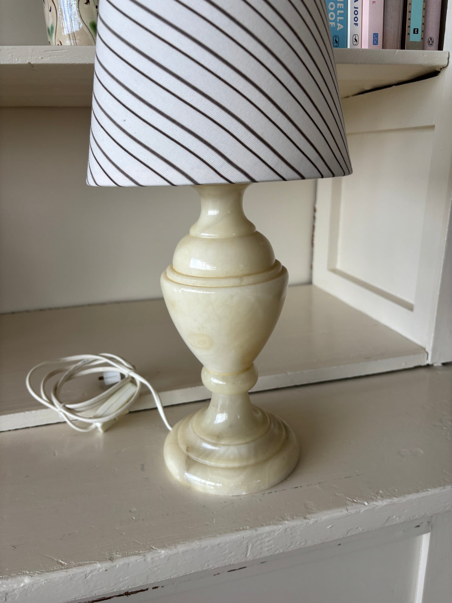 Lampe med stribet skærm