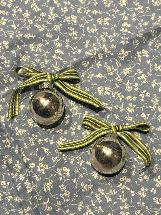 Små julekugler med sløjfe