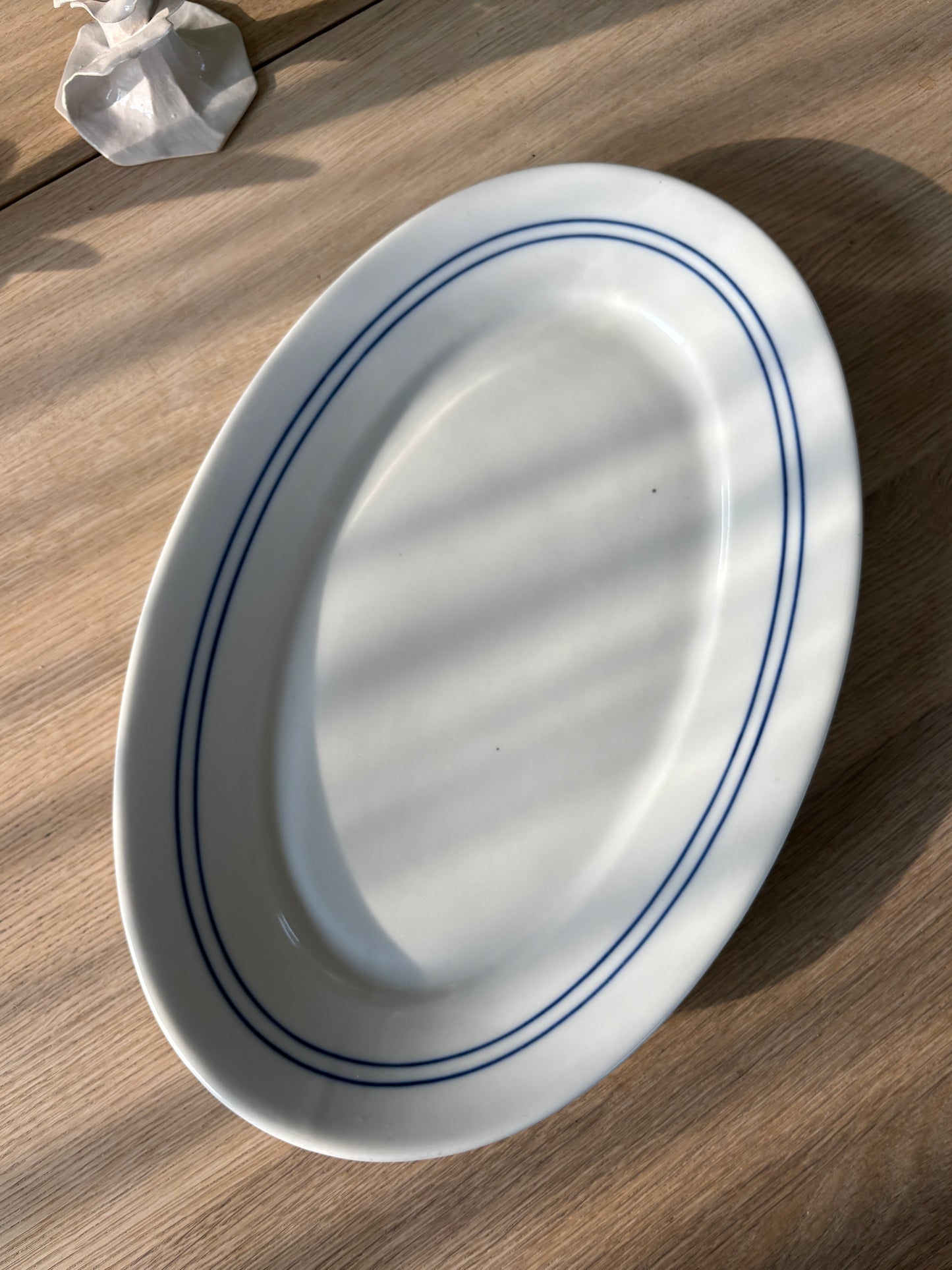 Antik fad med blå kant