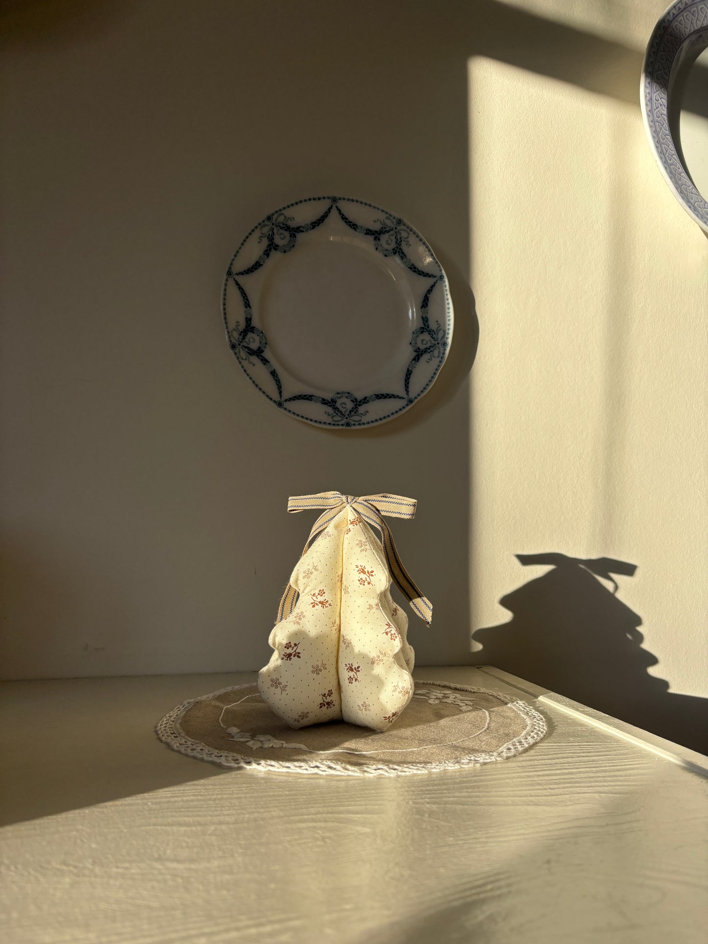 Håndlavet juletræ med sløjfe