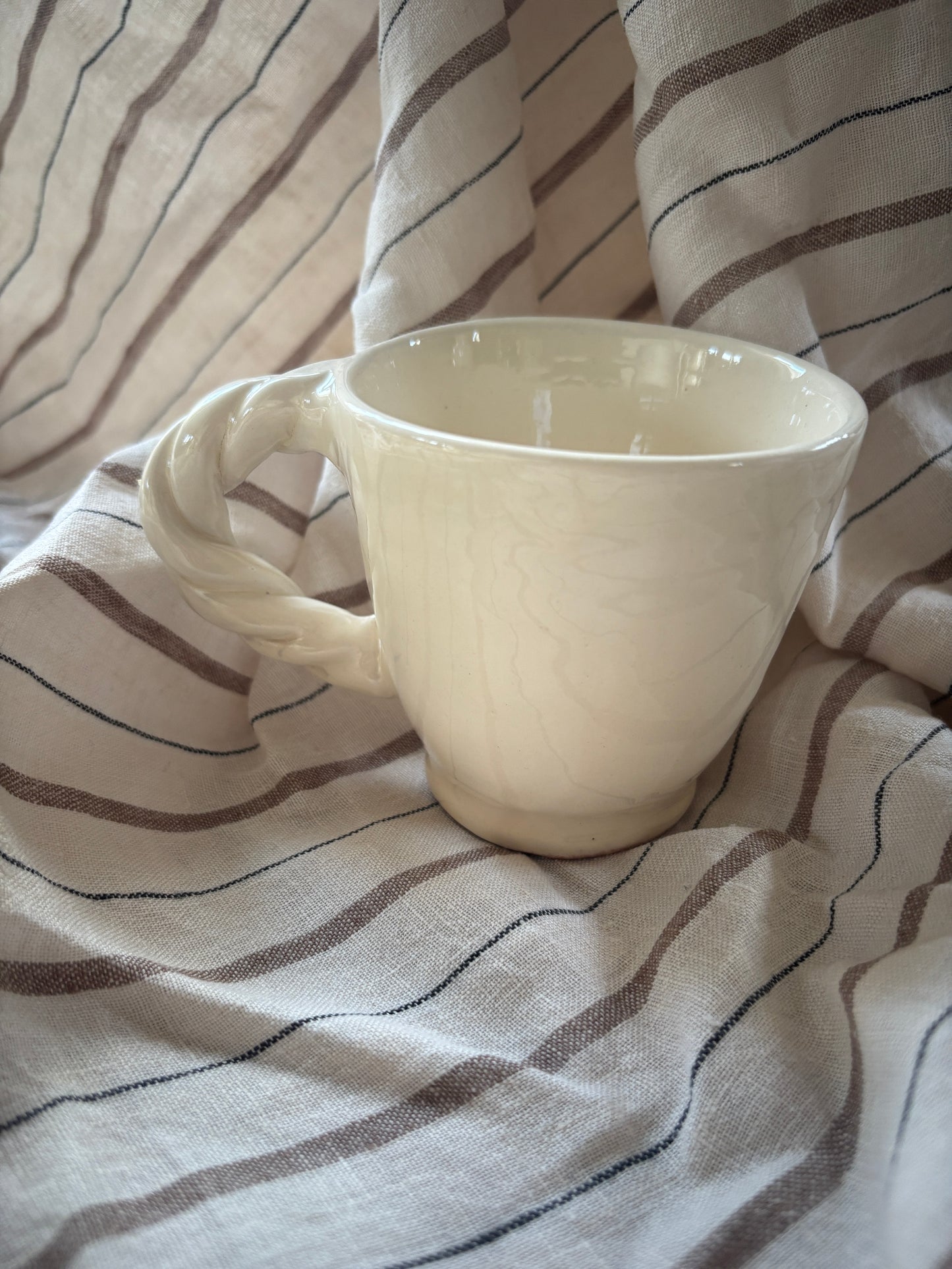 Keramik kop med snoet hank