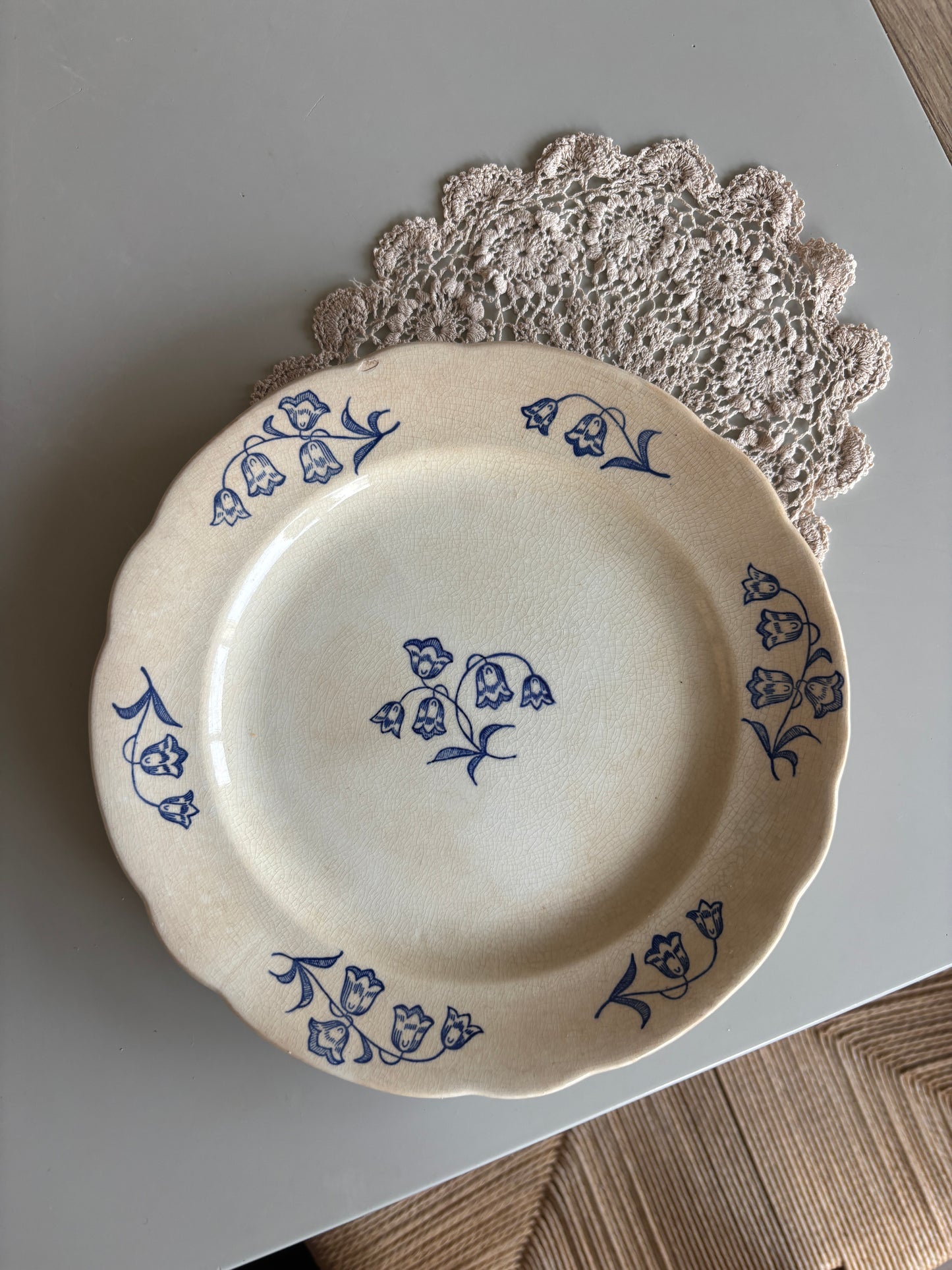 Plette med blå blomster