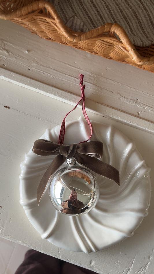 Julekugle med velourbånd, lys brun