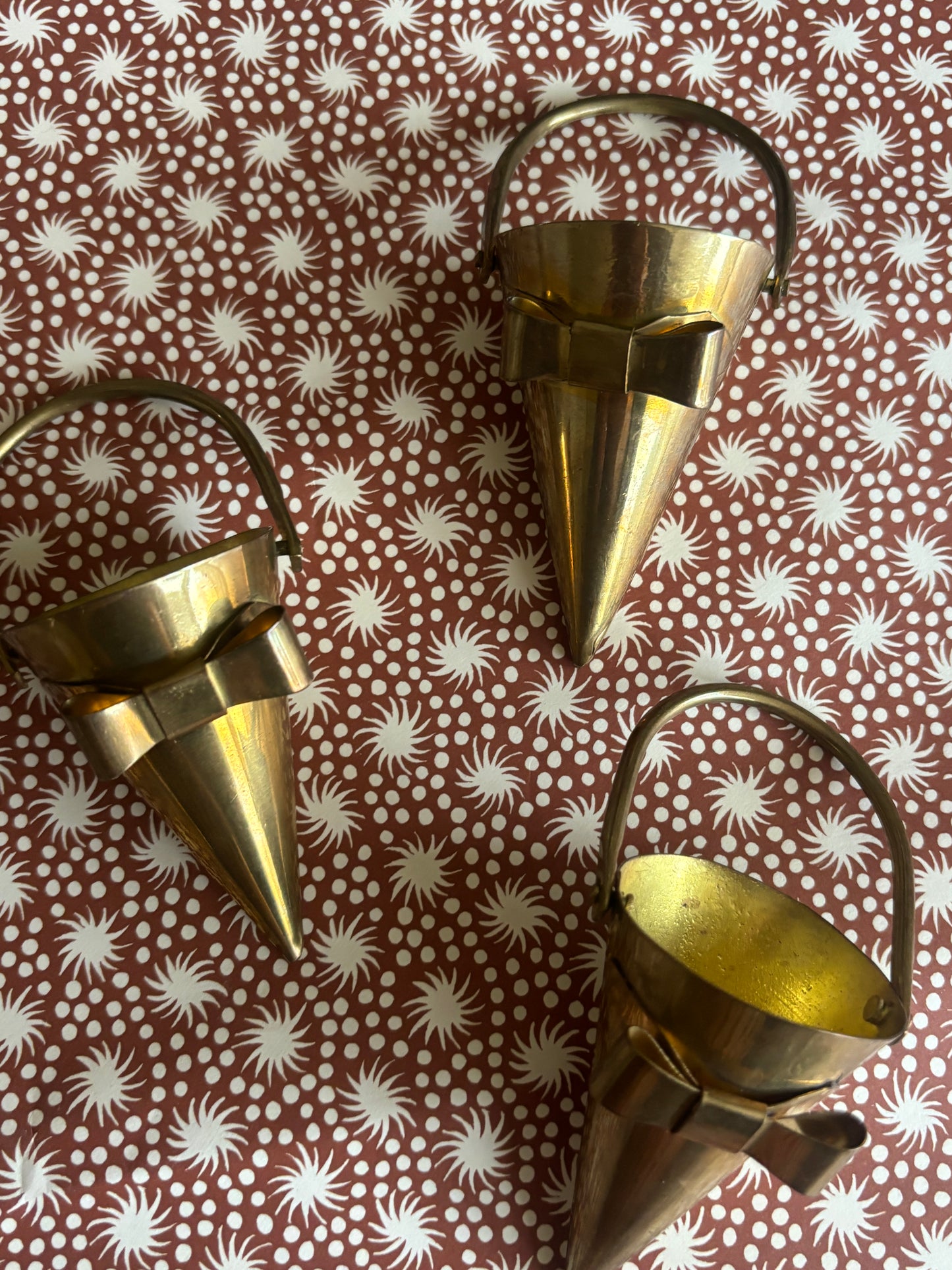 Små messing ophæng med sløjfe