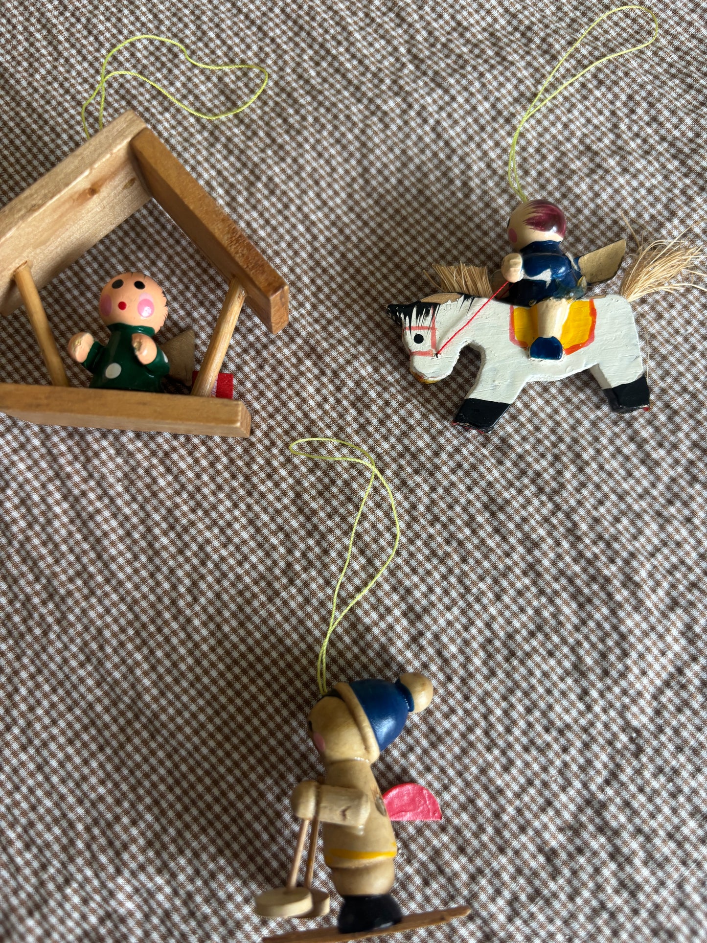 Fint gammelt juleophæng i træ