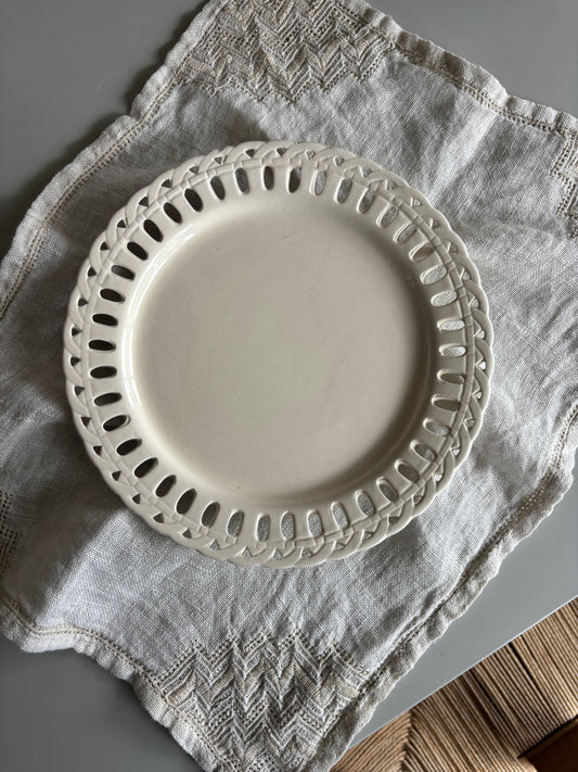 Fin cremefarvet platte
