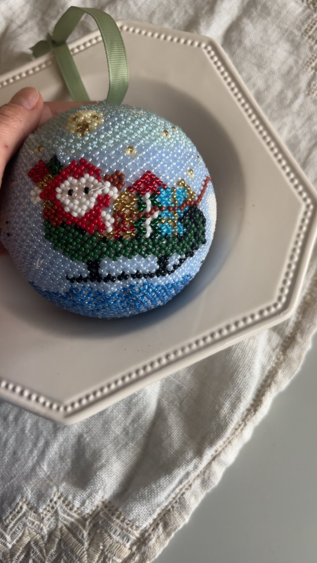 Store julekugle med perler