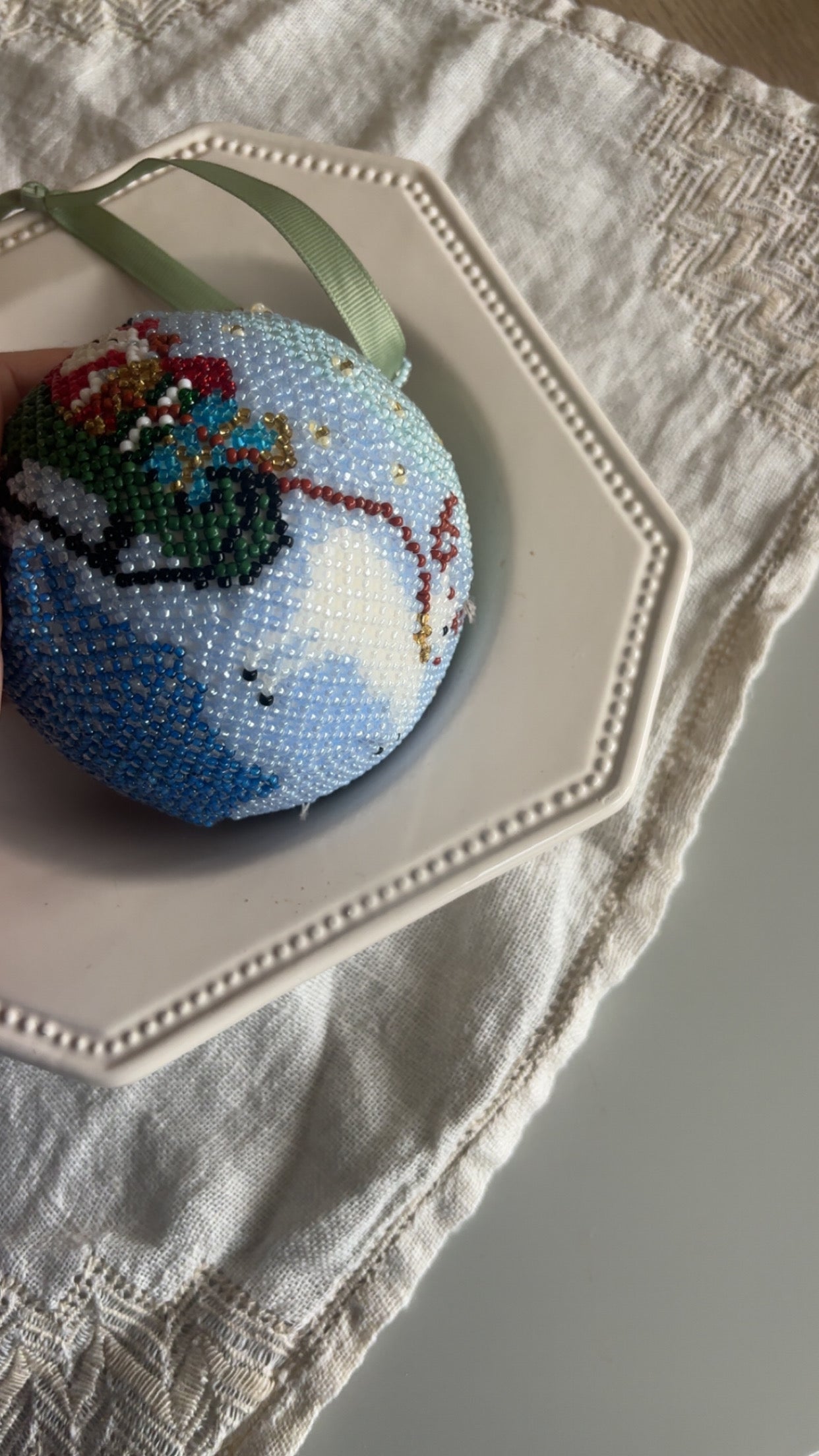 Store julekugle med perler