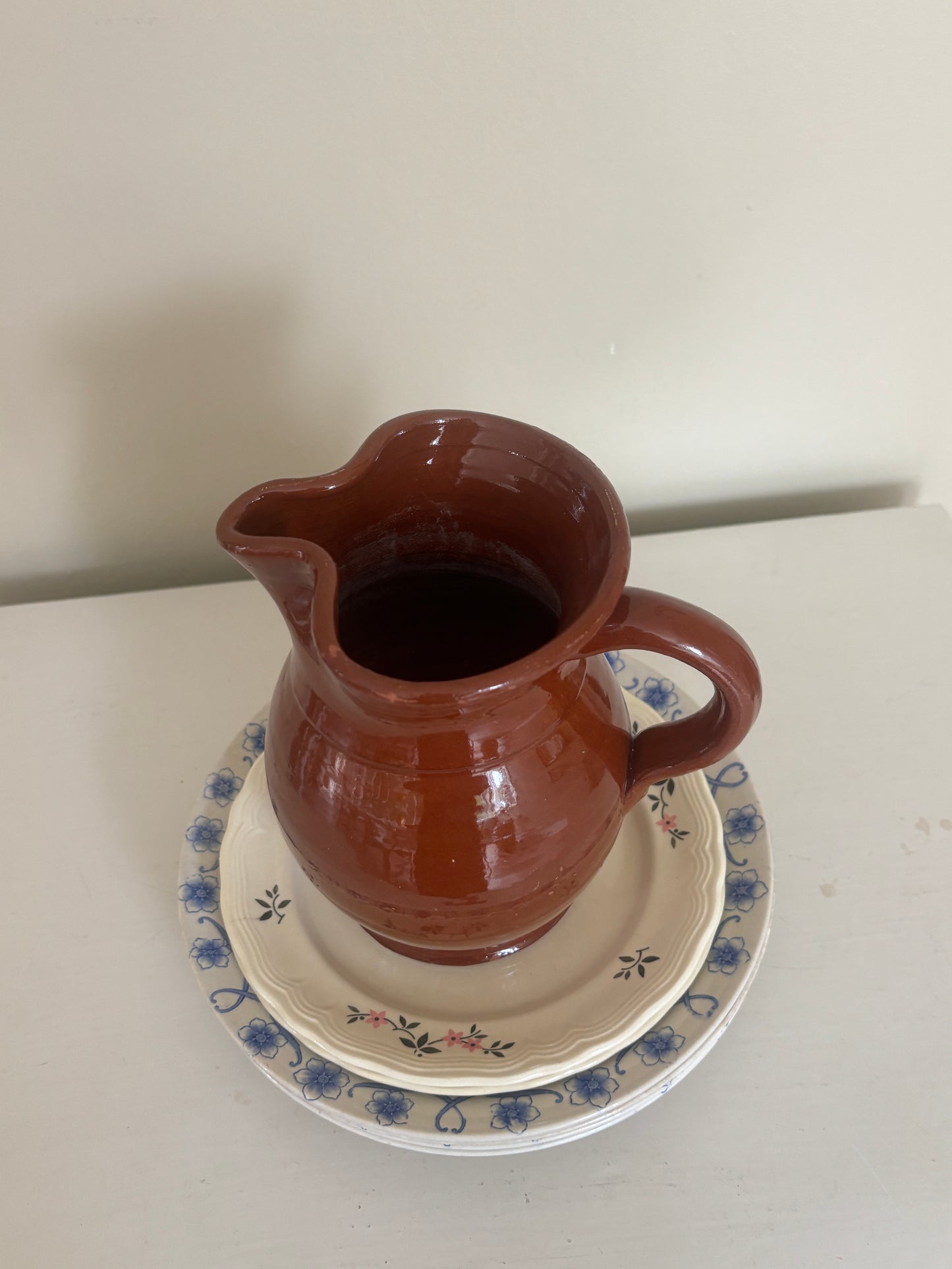 Brun keramik kande