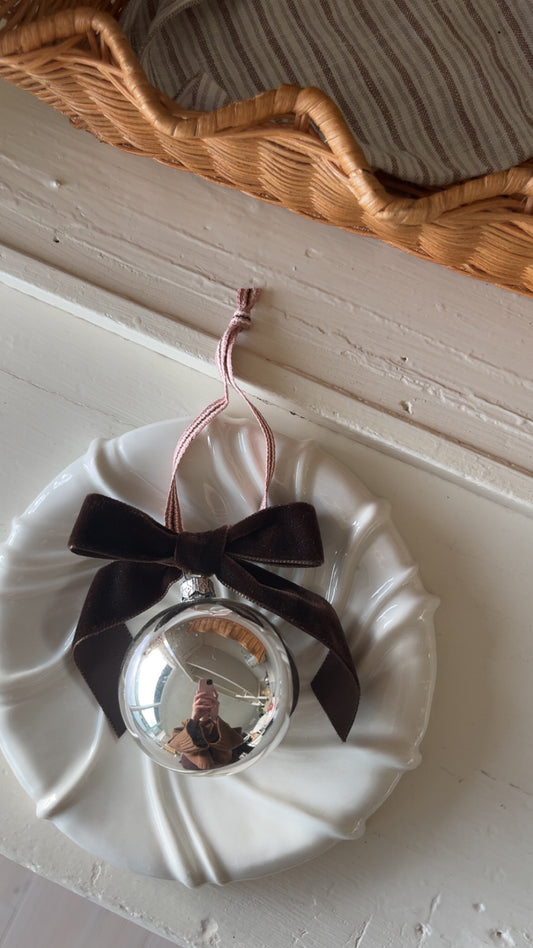 Julekugle med velourbånd, brun